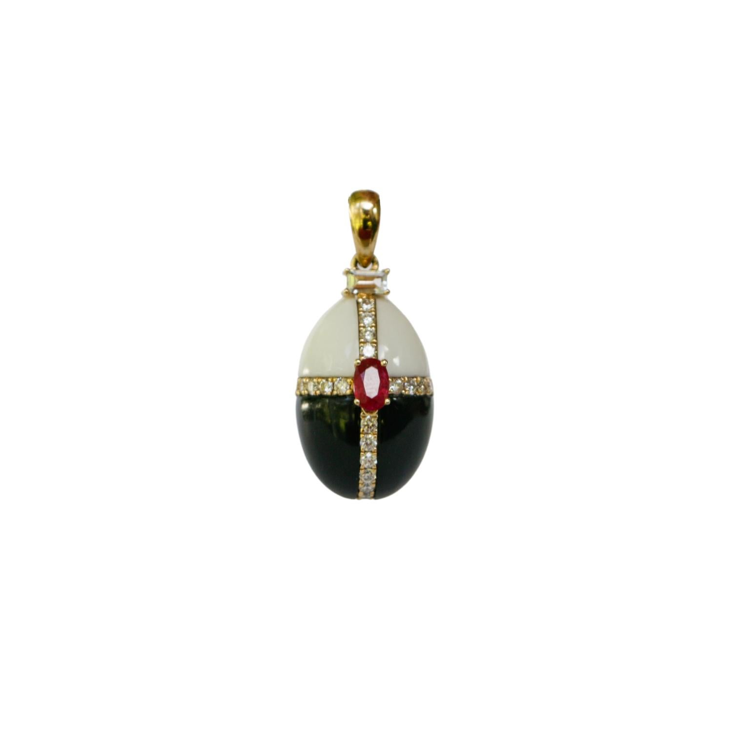 Déjate hechizar por la belleza de las piedras preciosas naturales con la colección Encantada. Esta colección presentaba piedras preciosas naturales minuciosamente talladas a mano, superpuestas con diamantes y piedras preciosas engastadas en oro de