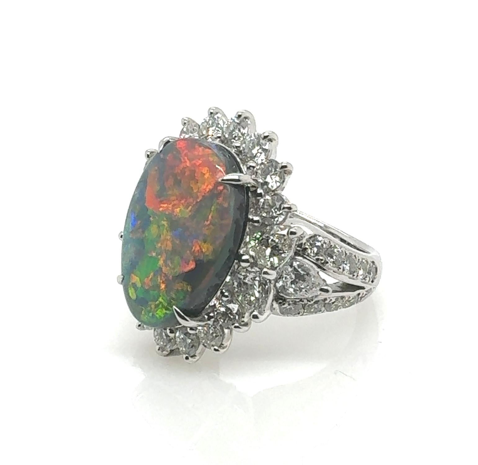 Pierre précieuse
Opale noire : 6.18 carats
Diamant : 2,83 carats
Métal : 900 Platine 

          Découvrez l'allure envoûtante de la bague Enchanted Twilight Opal, un mélange parfait de beauté, de rareté et de valeur intemporelle. Cette bague