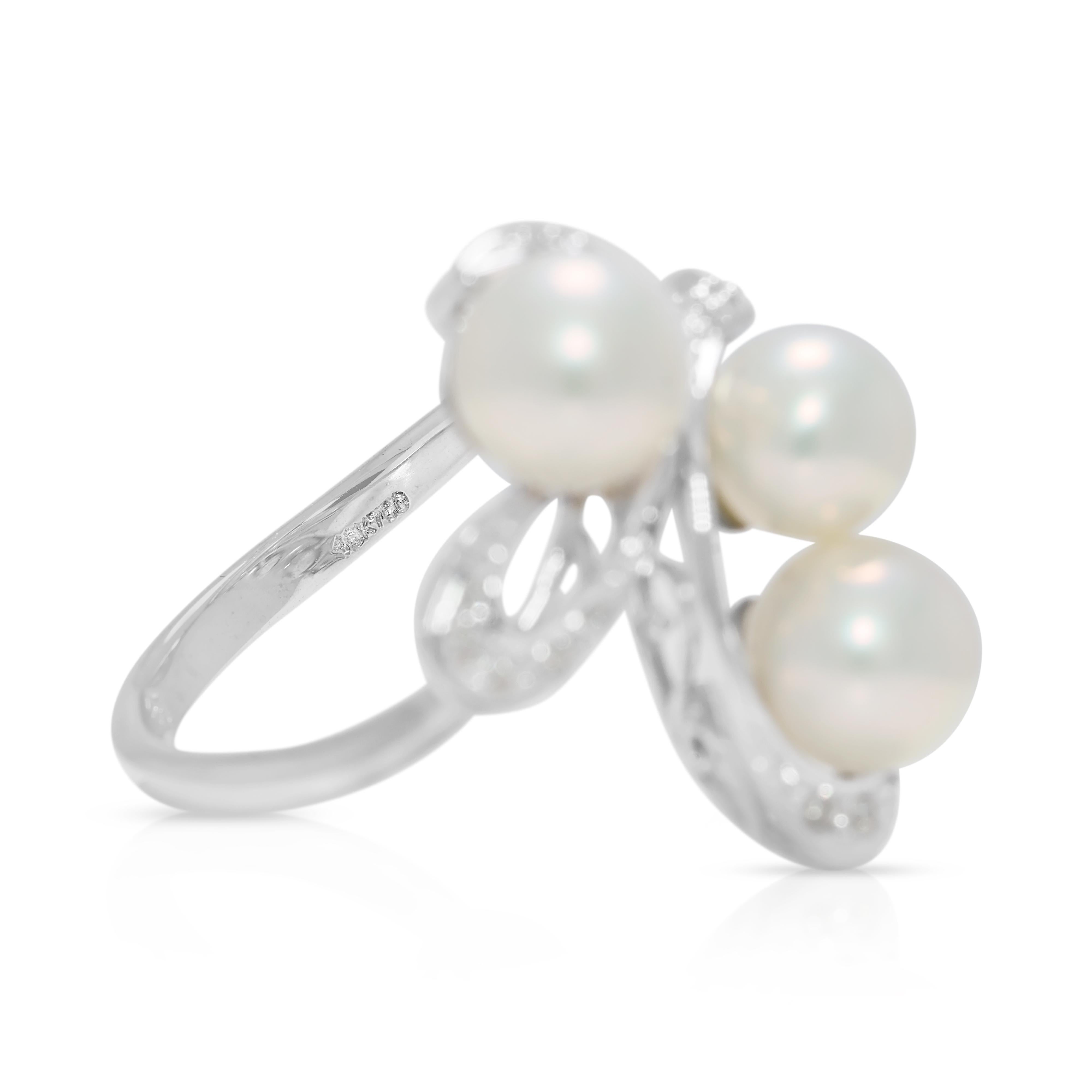 Taille ronde Bague enchanteresse en or blanc 18 carats avec diamant naturel de 0,05 carat et perle d'Akoya en vente