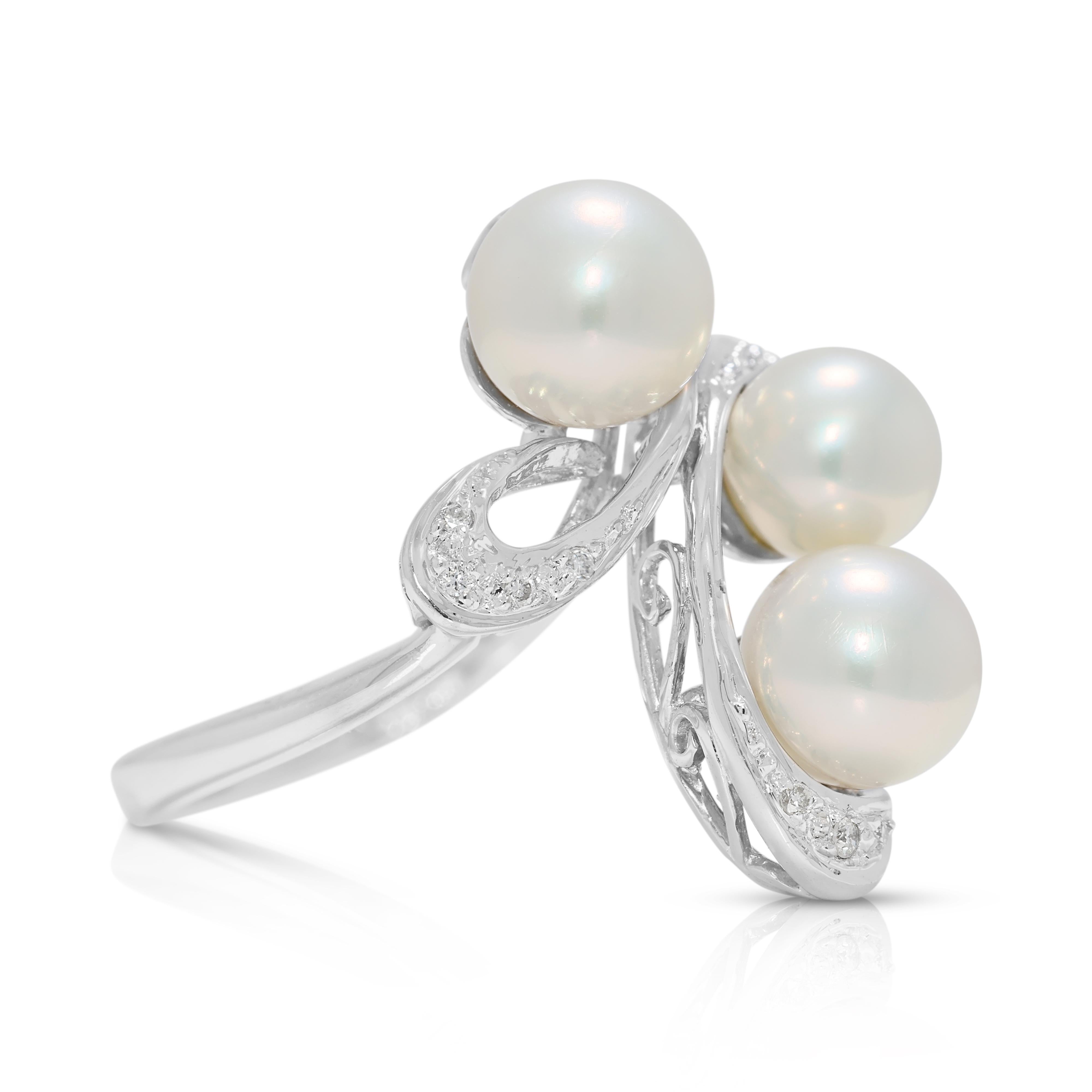 Bague enchanteresse en or blanc 18 carats avec diamant naturel de 0,05 carat et perle d'Akoya Excellent état - En vente à רמת גן, IL