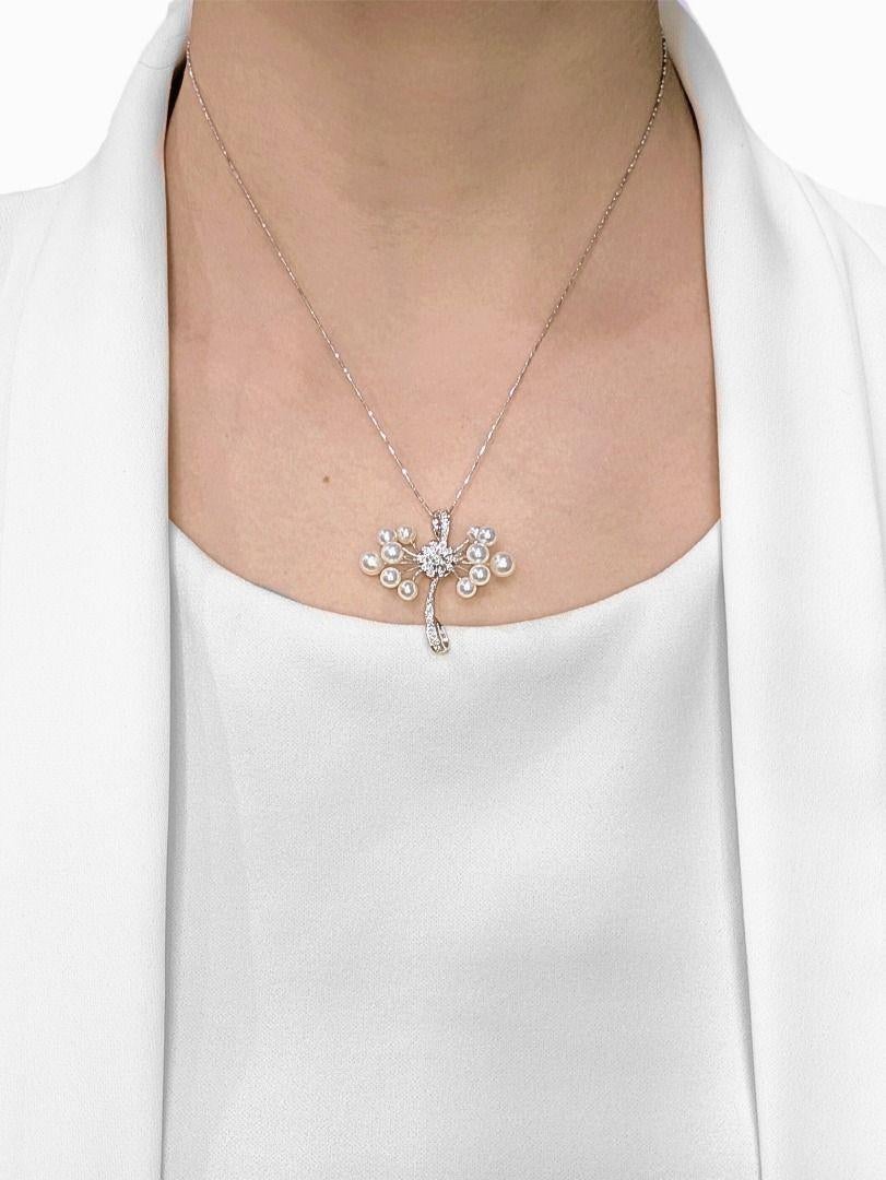 Eleg apporte une touche d'élégance fantaisiste avec ce nouveau pendentif, magnifiquement réalisé en or blanc 18 carats rayonnant. Cette pièce enchanteresse présente un design artistique unique ressemblant à un délicat motif floral ou de pissenlit,