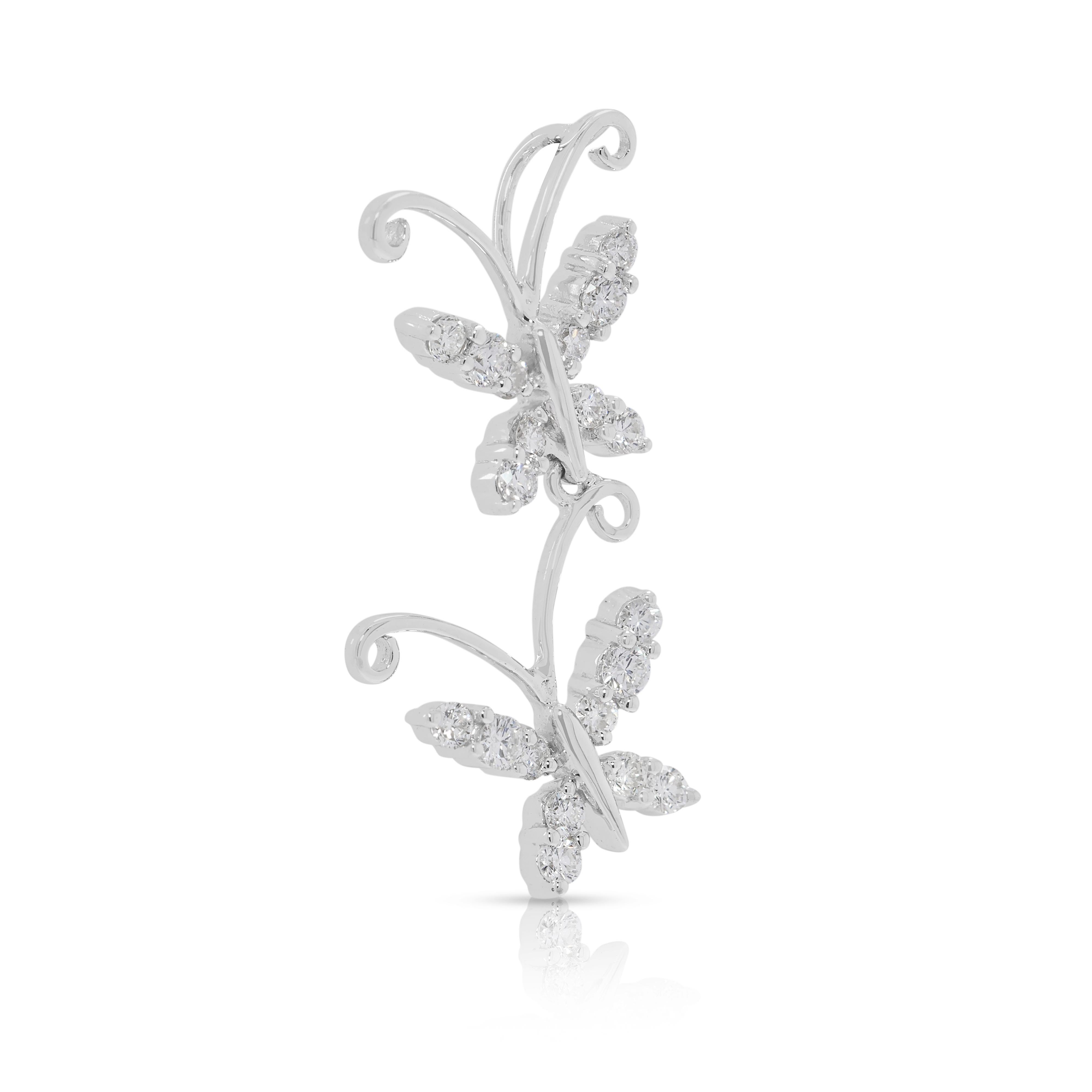 Incantevole ciondolo a forma di farfalla con diamante naturale da 0,30 carati in oro bianco 18 carati In condizioni ottime in vendita a רמת גן, IL