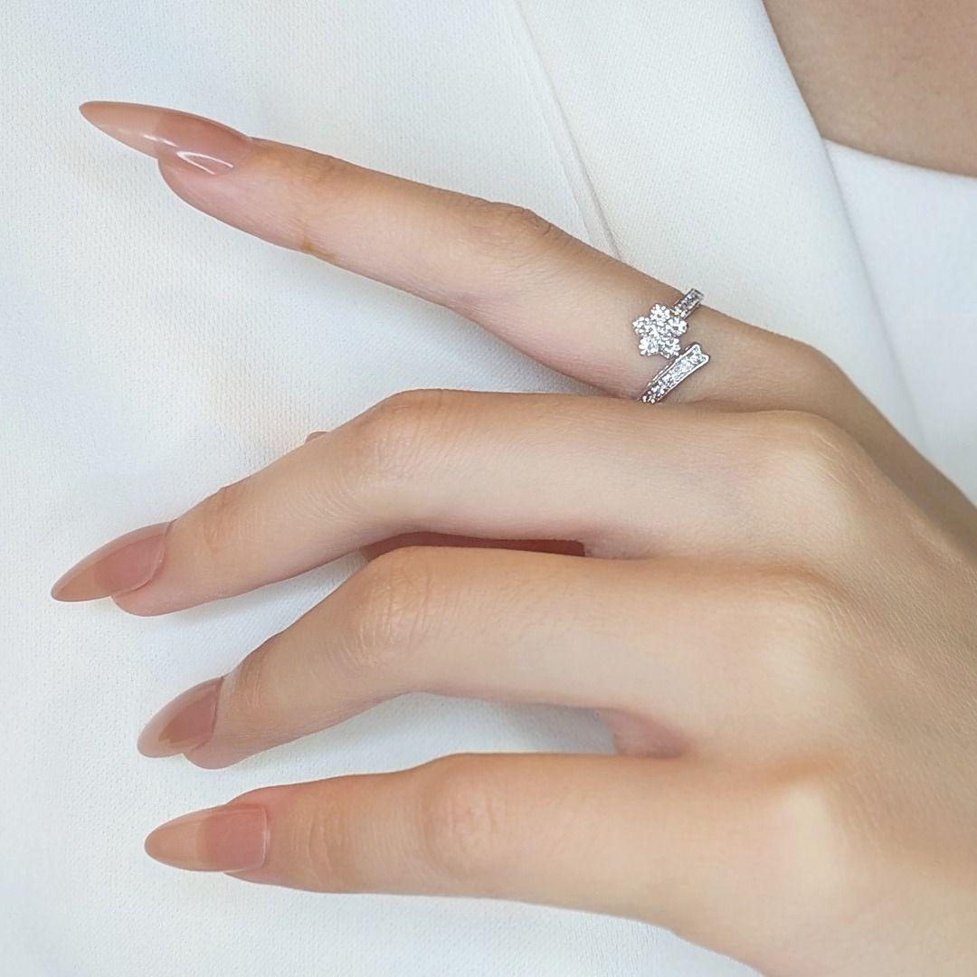 Women's Enchanting 0.34ct Floral Natural Diamond Ring with Unique Band in 18K White Gold For Sale