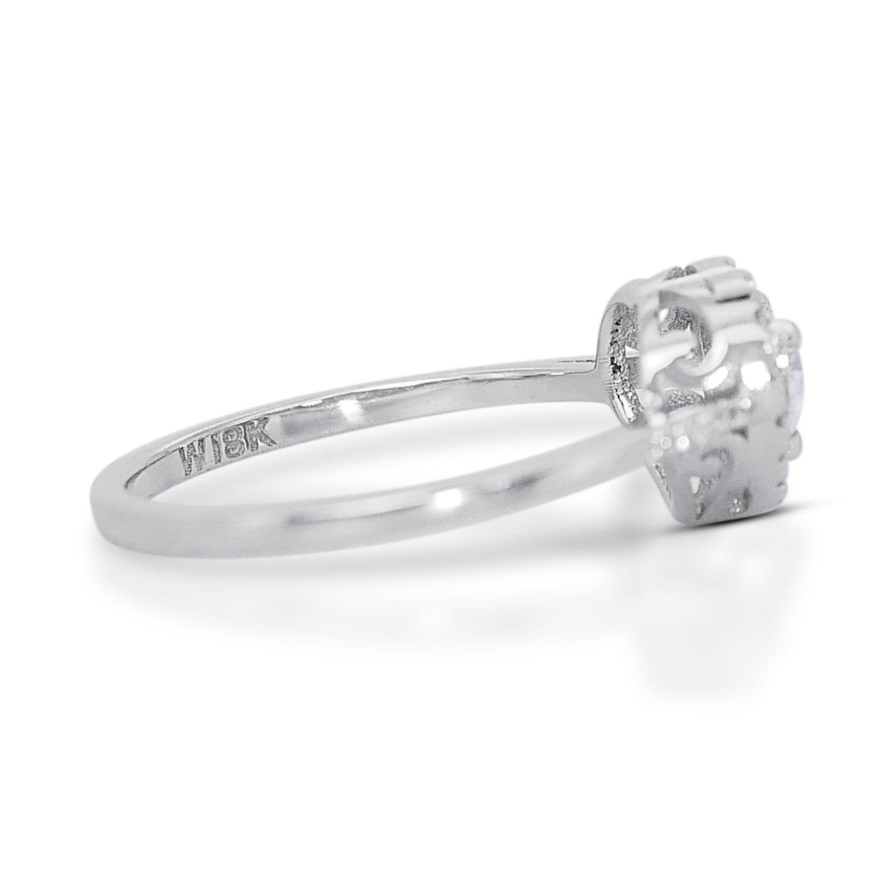 Enchanting 0.85ct Diamonds Halo Ring in 18k White Gold - GIA Certified In New Condition For Sale In רמת גן, IL