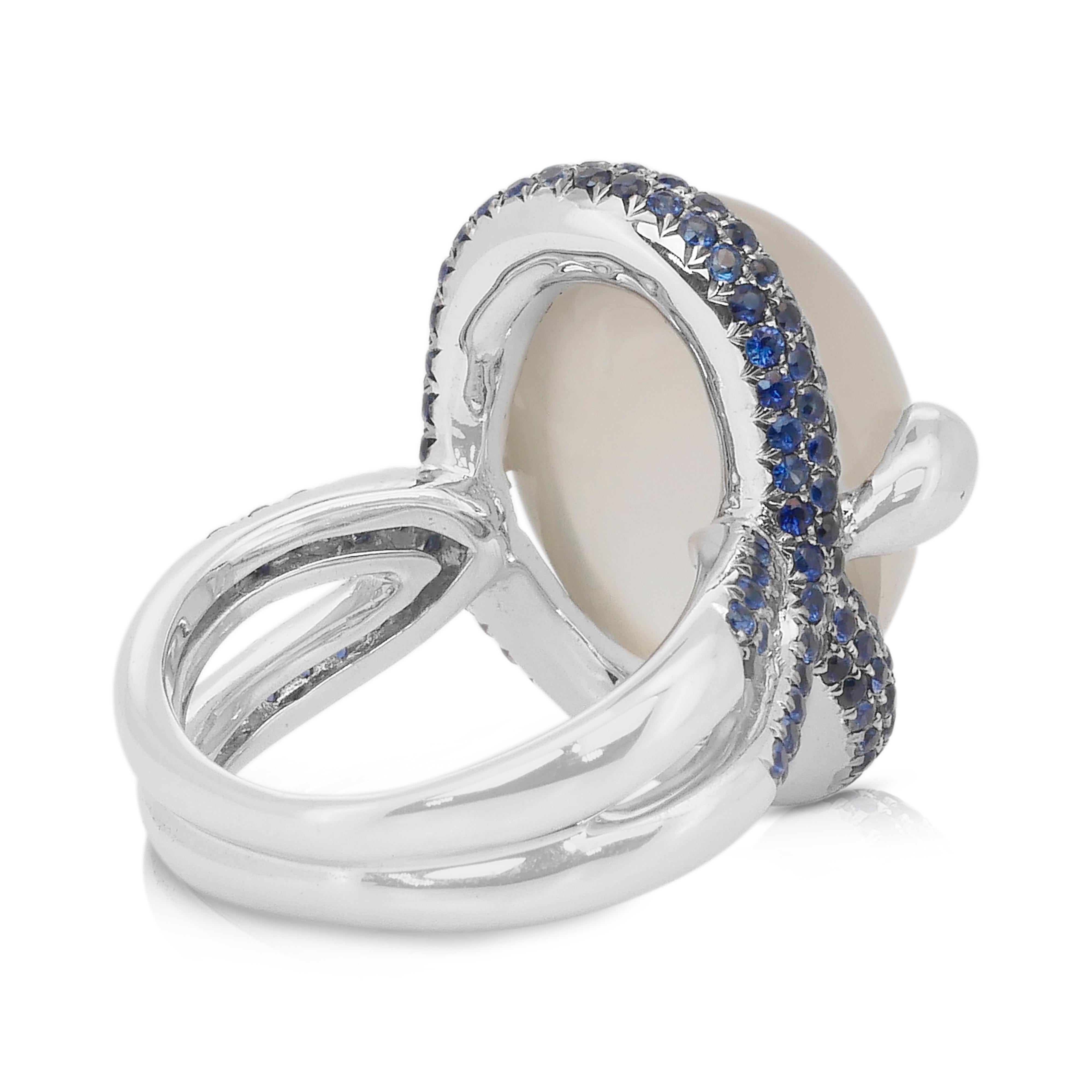 Taille ronde Bague enchanteresse en or blanc 18 carats, pierre de lune et saphirs, 10,53ct en vente