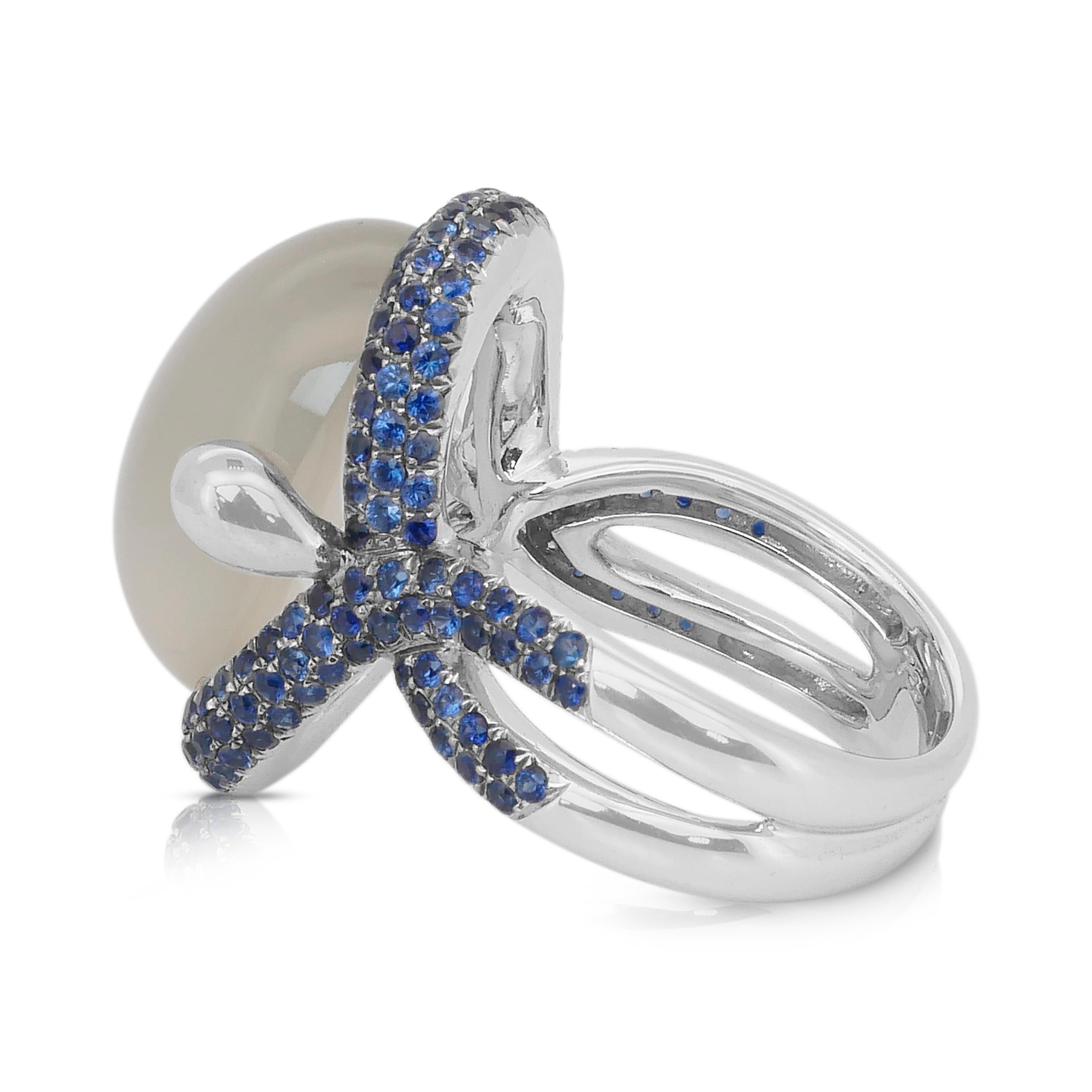 Bague enchanteresse en or blanc 18 carats, pierre de lune et saphirs, 10,53ct Neuf - En vente à רמת גן, IL