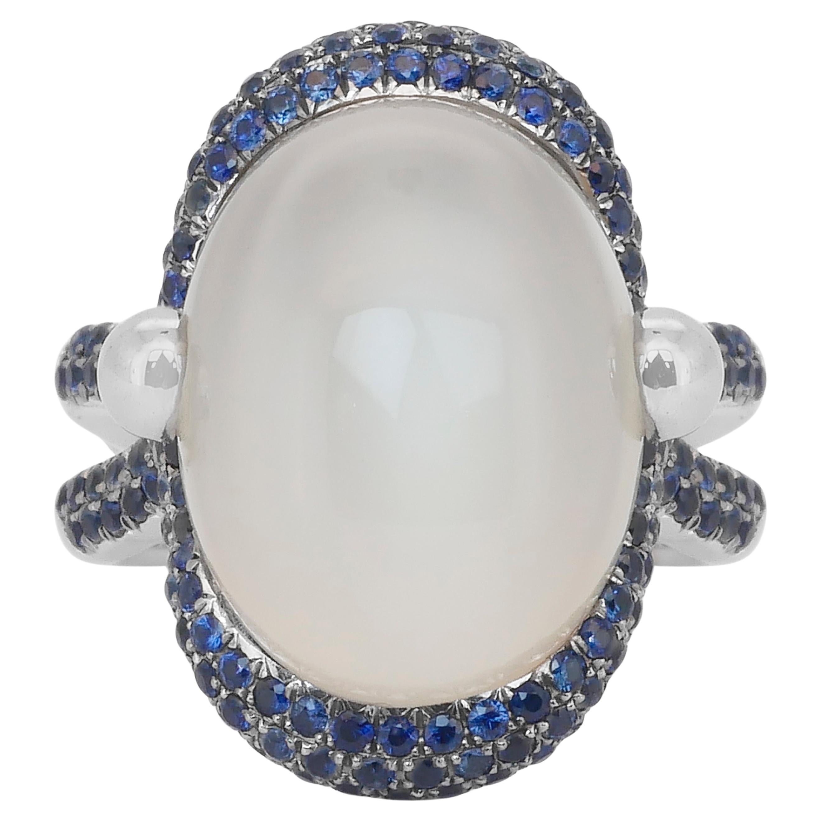 Bague enchanteresse en or blanc 18 carats, pierre de lune et saphirs, 10,53ct en vente