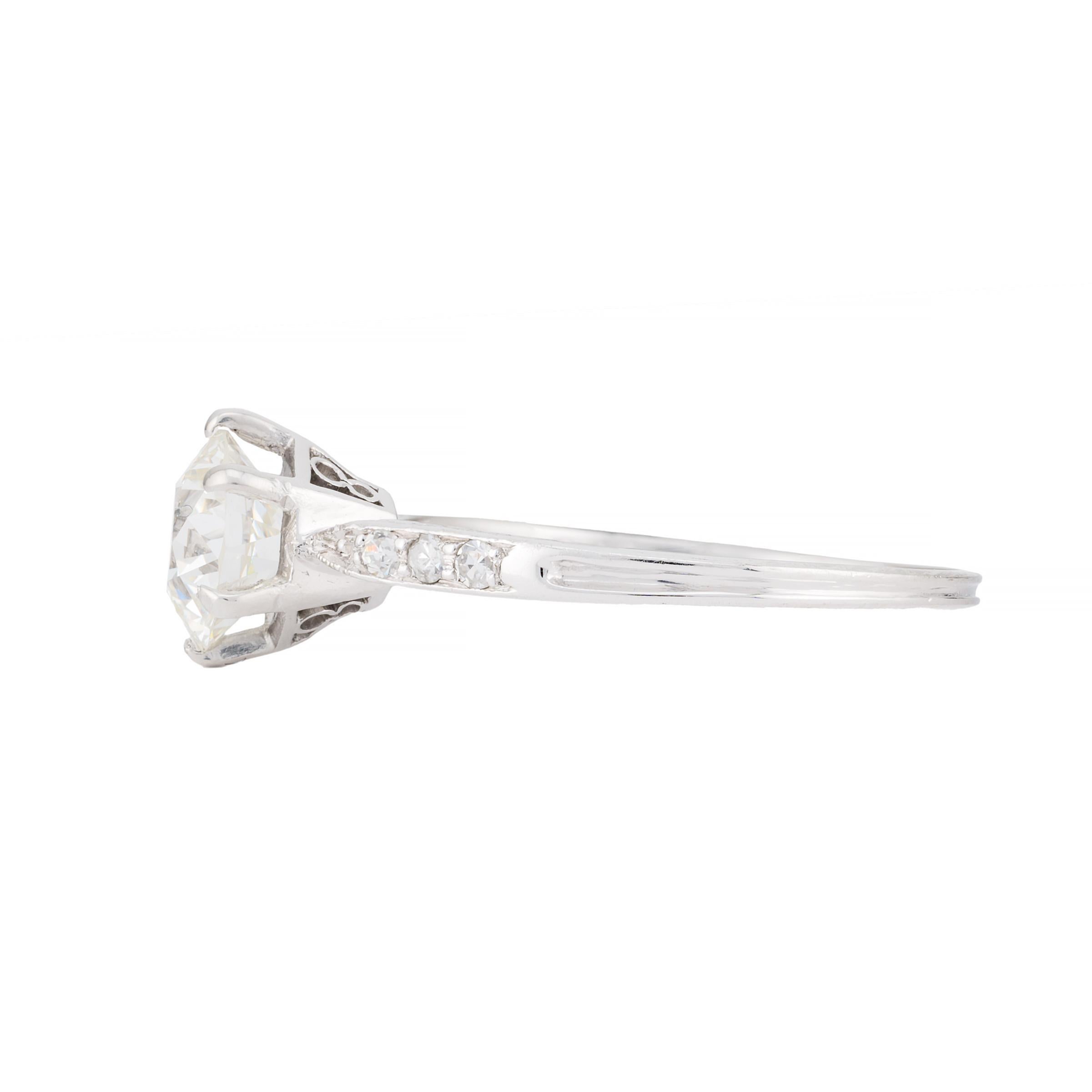 Aston Estate Jewelry stellt vor:

Ein exquisiter Verlobungsring mit einem zentralen Diamanten im alten europäischen Schliff von 1,12 Karat, Farbe H, Reinheit VS2. Akzentuiert durch weitere Diamanten im alteuropäischen Schliff von insgesamt 0,12