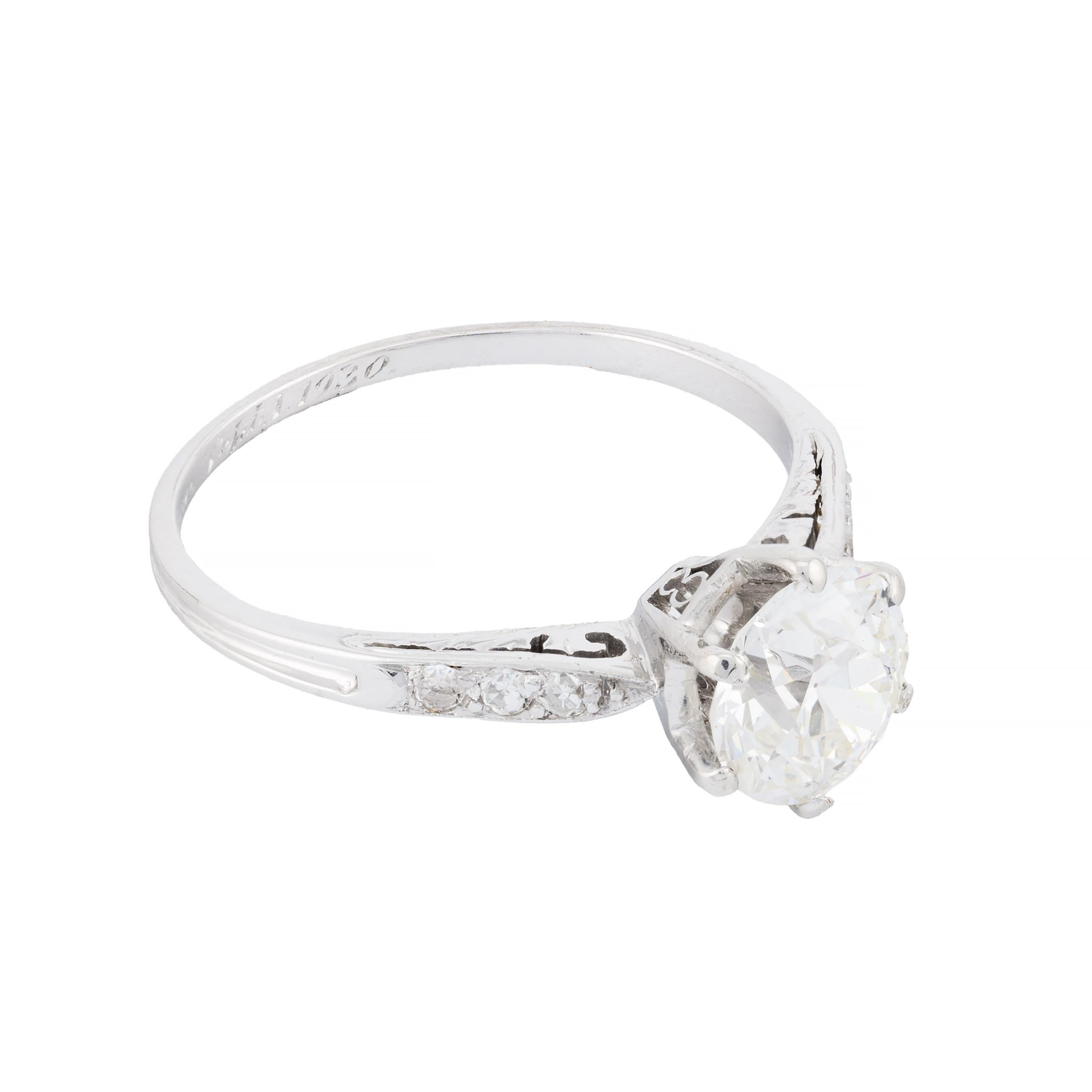 Verlobungsring aus Platin mit bezauberndem 1,24 Karat Diamant im europäischen Schliff und Schnörkelarbeit (Art déco) im Angebot