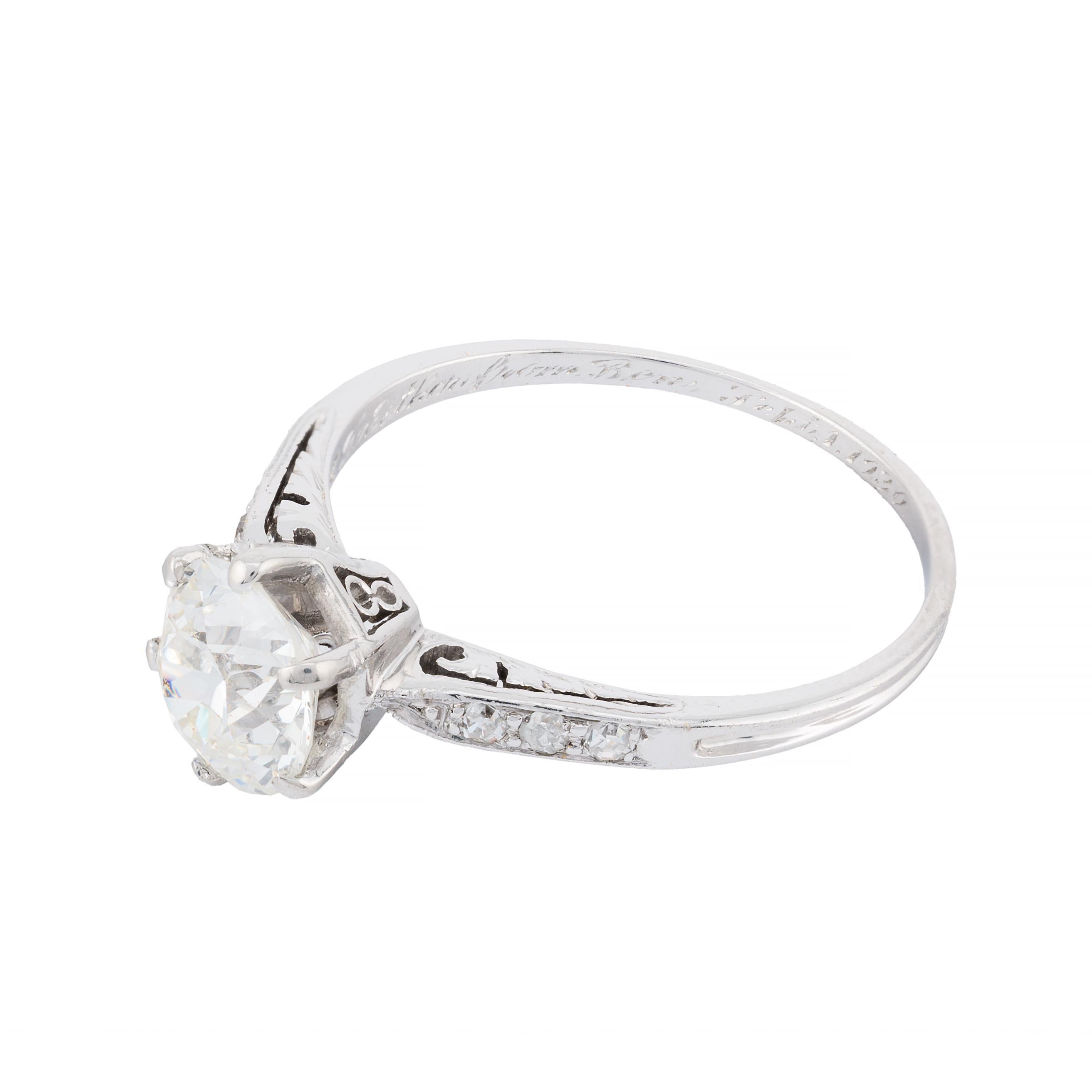 Verlobungsring aus Platin mit bezauberndem 1,24 Karat Diamant im europäischen Schliff und Schnörkelarbeit (Alteuropäischer Schliff) im Angebot