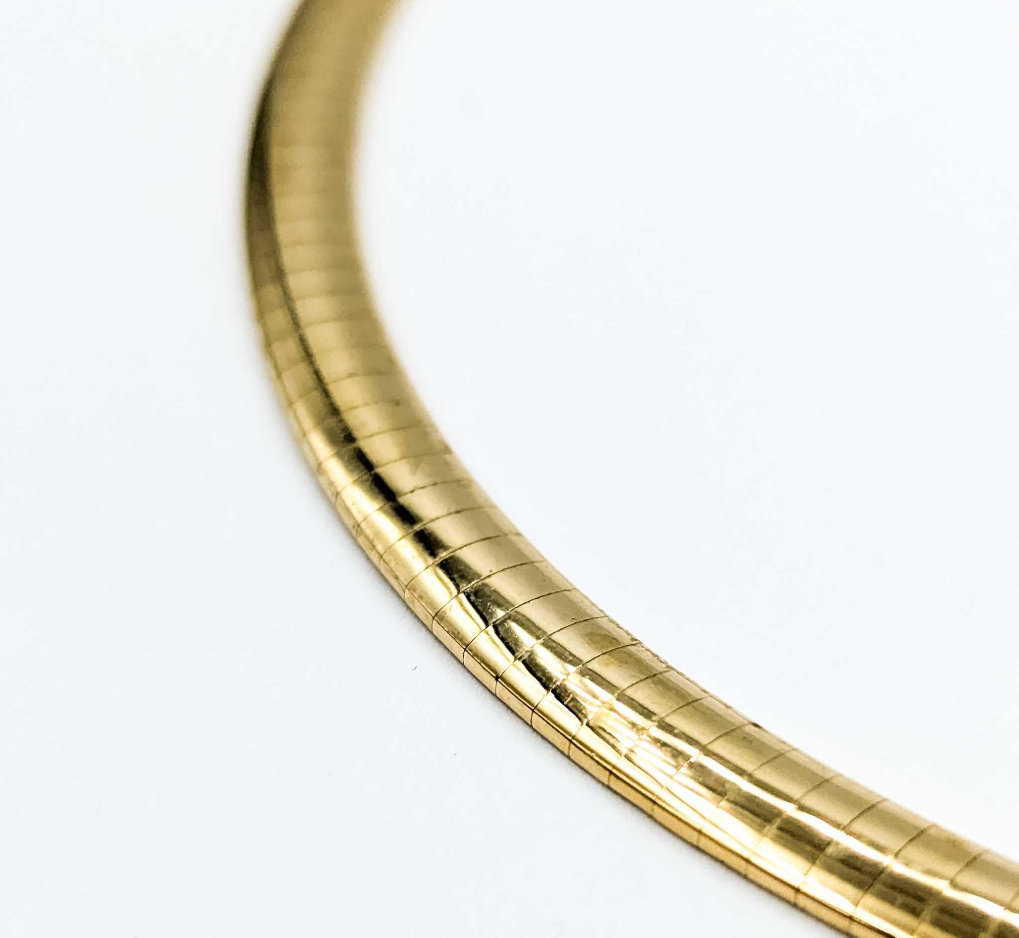 Collier Omega en or jaune 14 carats à la mode

Nous vous présentons notre ravissant collier Fashion Eleg, un bijou vraiment unique qui incarne parfaitement l'élégance et la sophistication intemporelles. Immaculé en or jaune 14 carats, ce collier n'a