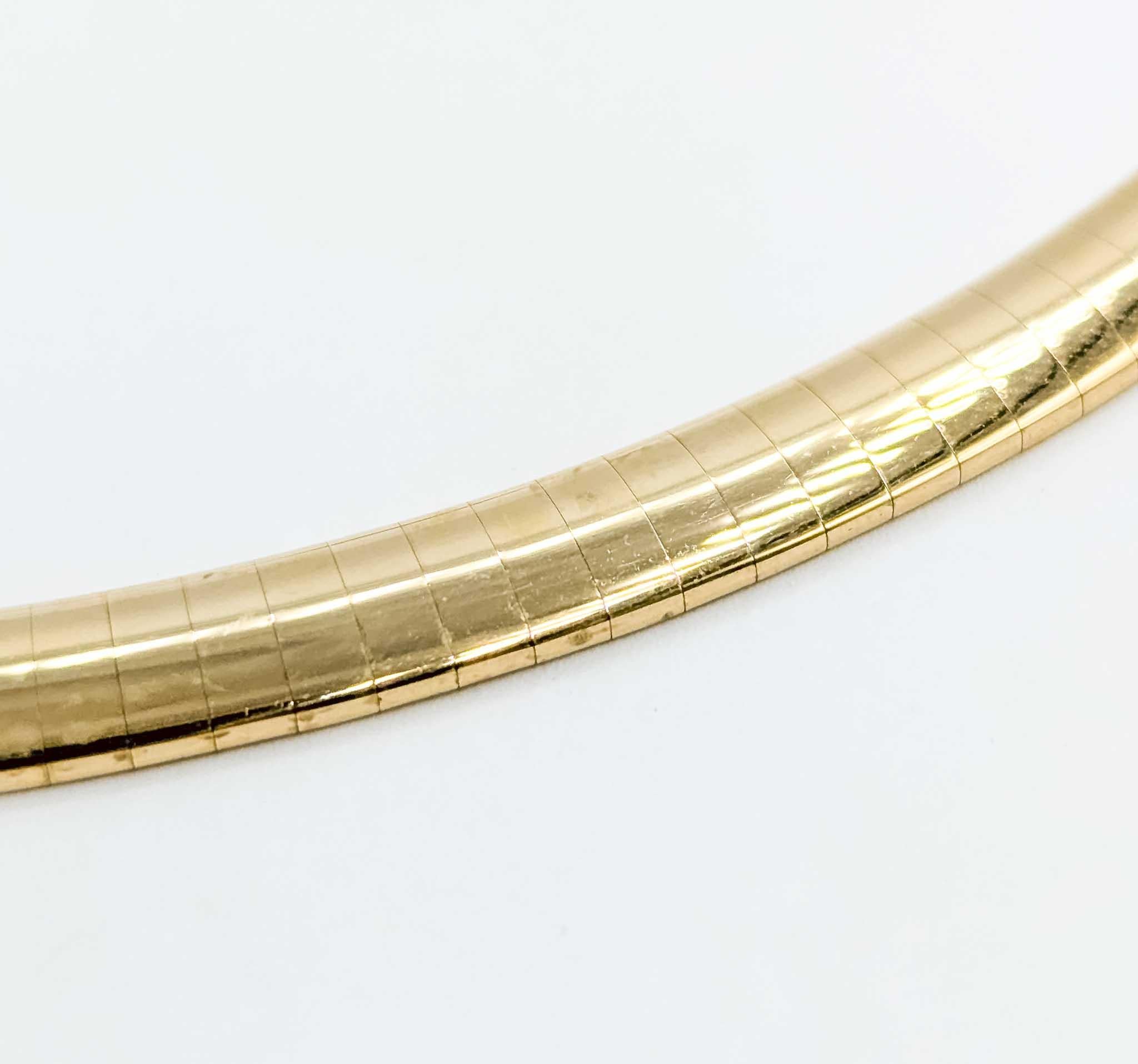 Contemporain Collier Omega en or jaune 14 carats à la mode en vente