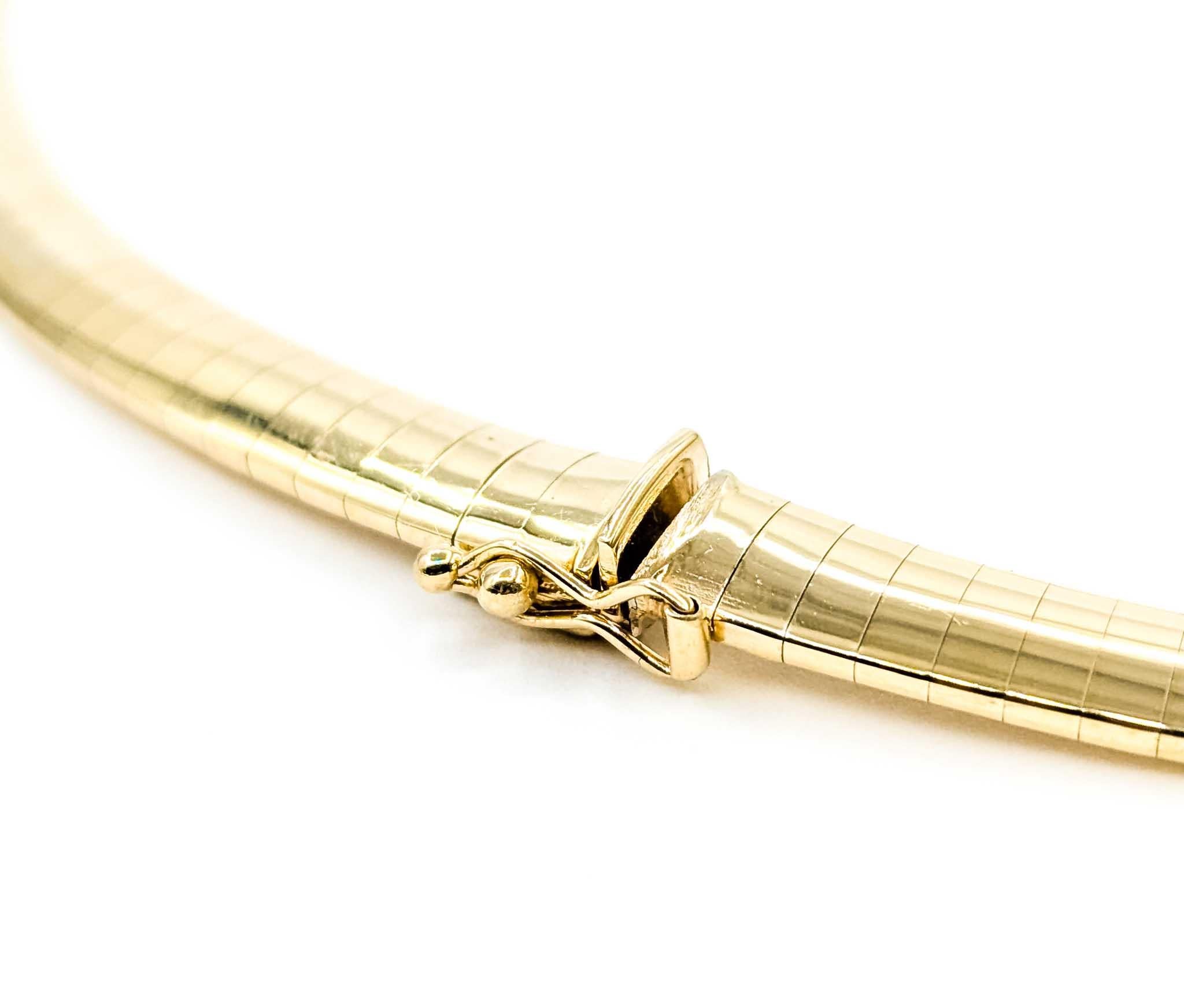 Collier Omega en or jaune 14 carats à la mode Unisexe en vente