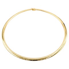 Encantador Collar Omega de Moda en Oro Amarillo de 14 Kilates