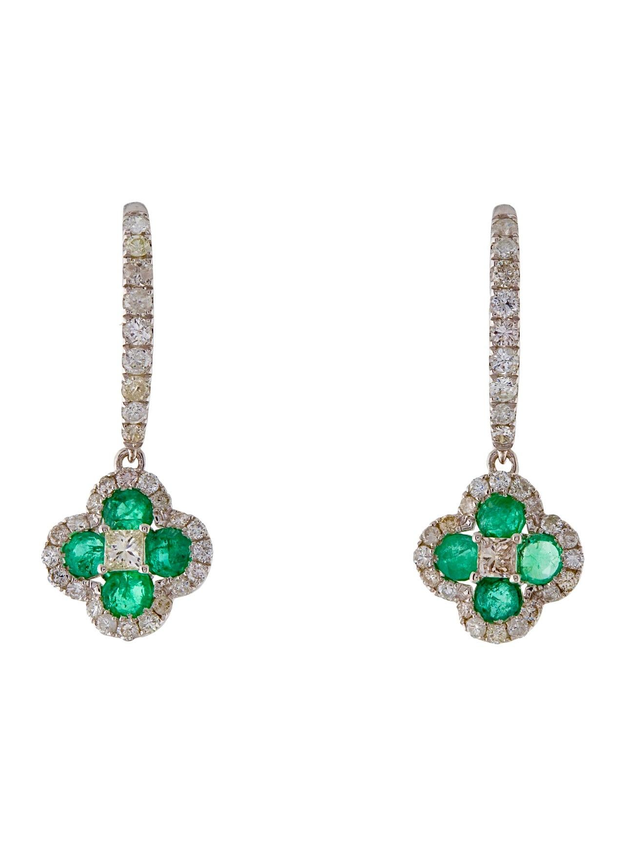 Enchanting 14k Green Emerald .90 crt Gems w/ .93 crt Diamond Drop Earrings In New Condition For Sale In kowloon, Kowloon