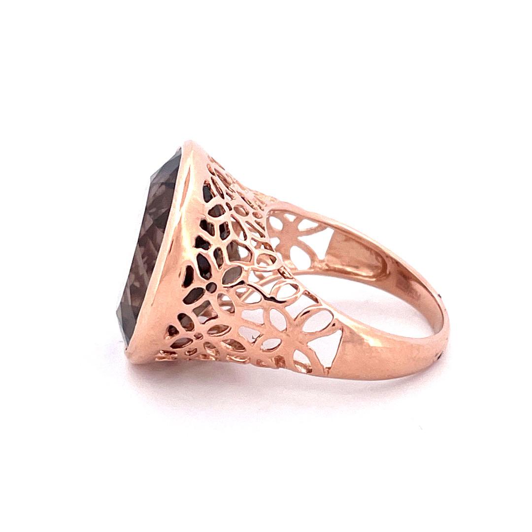 Enchanting 14k Rose Gold Smoky Quartz Filigree Design Ring 

Experience the enchantment of this 14k rose gold ring adorned with a smoky quartz centerpiece. The intricate filigree design showcases beautiful carving details on both sides, adding a