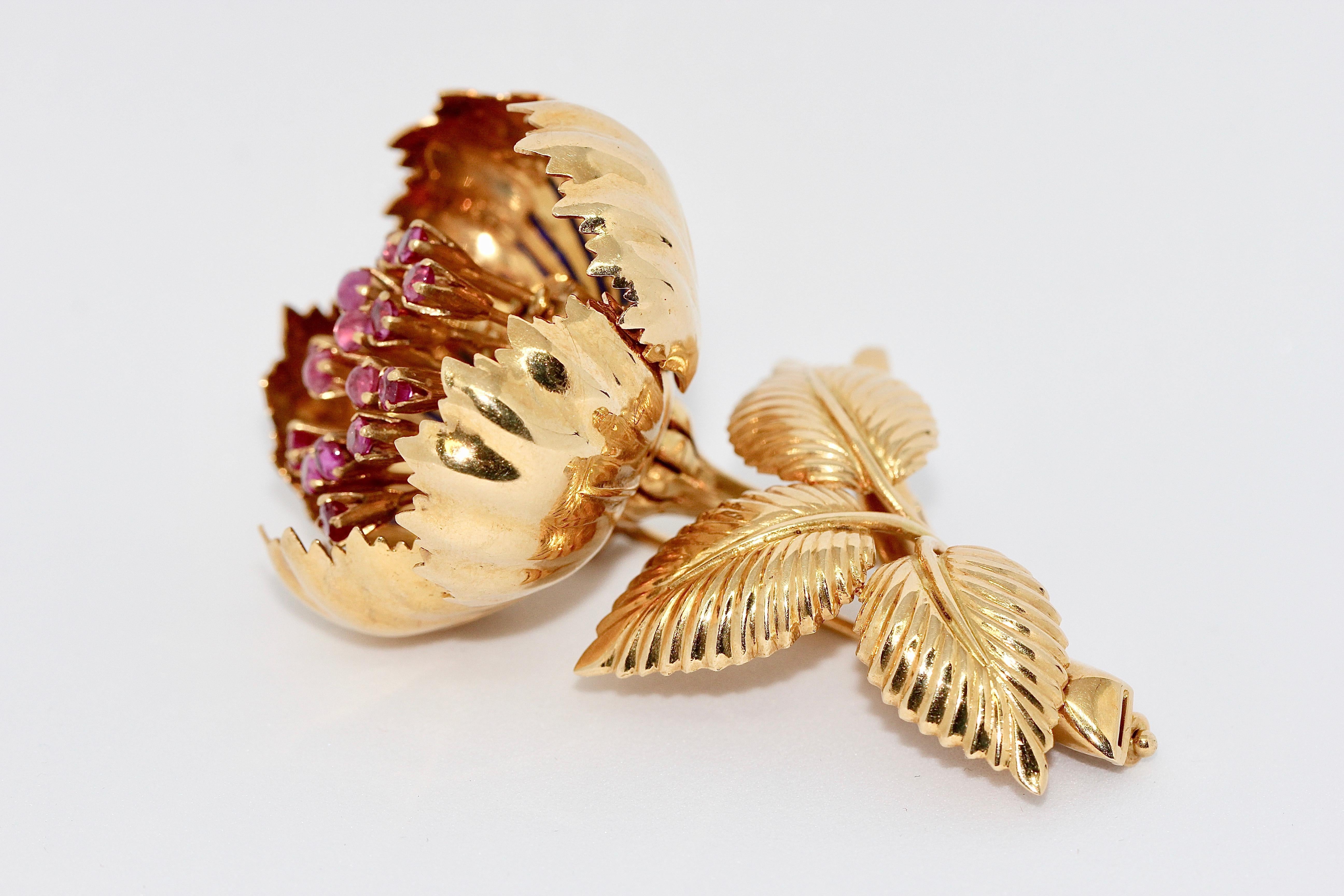 Bezaubernde Brosche aus 18 Karat geblümtem Gold mit abnehmbaren Blütenblättern, Rubinen und Emaille im Zustand „Hervorragend“ im Angebot in Berlin, DE