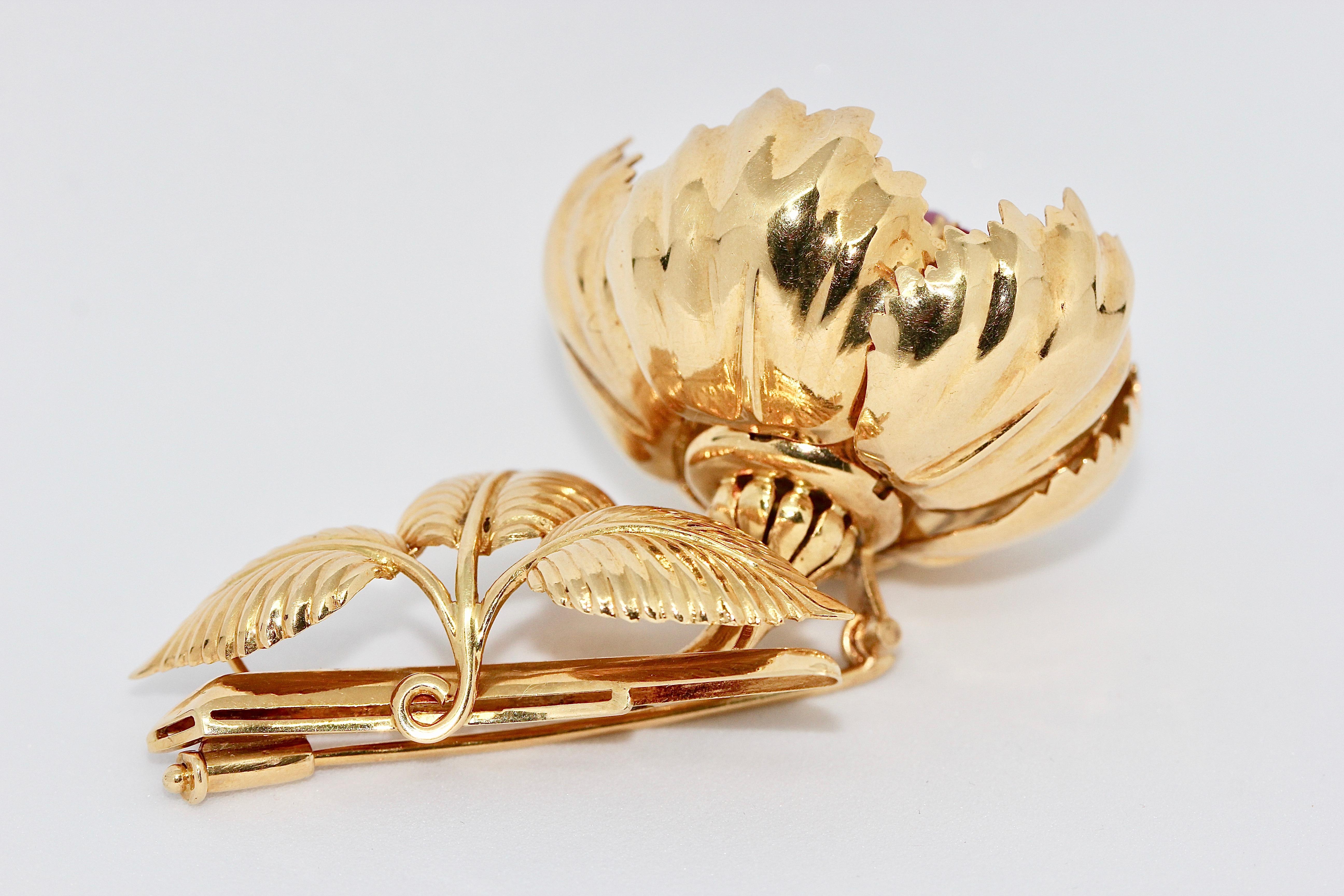 Enchanting, 18 Karat Floral Gold Brooch with Movable Petals, Rubies and Enamel In Excellent Condition For Sale In Berlin, DE