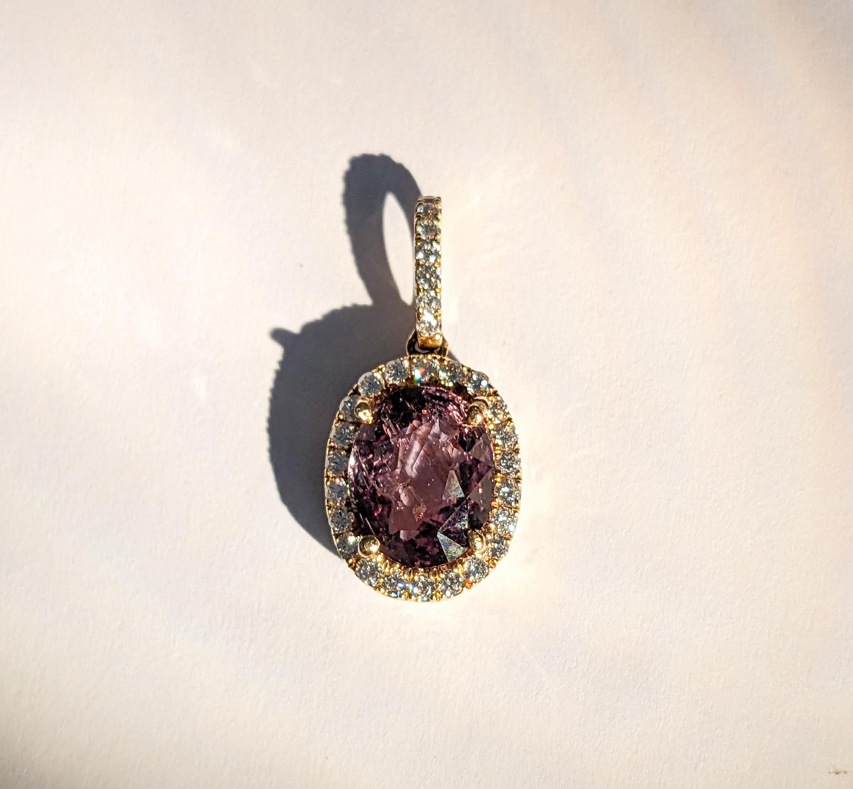 Taille ronde Collier pendentif enchanteur en alexandrite naturelle et diamant de 1,83ct en vente