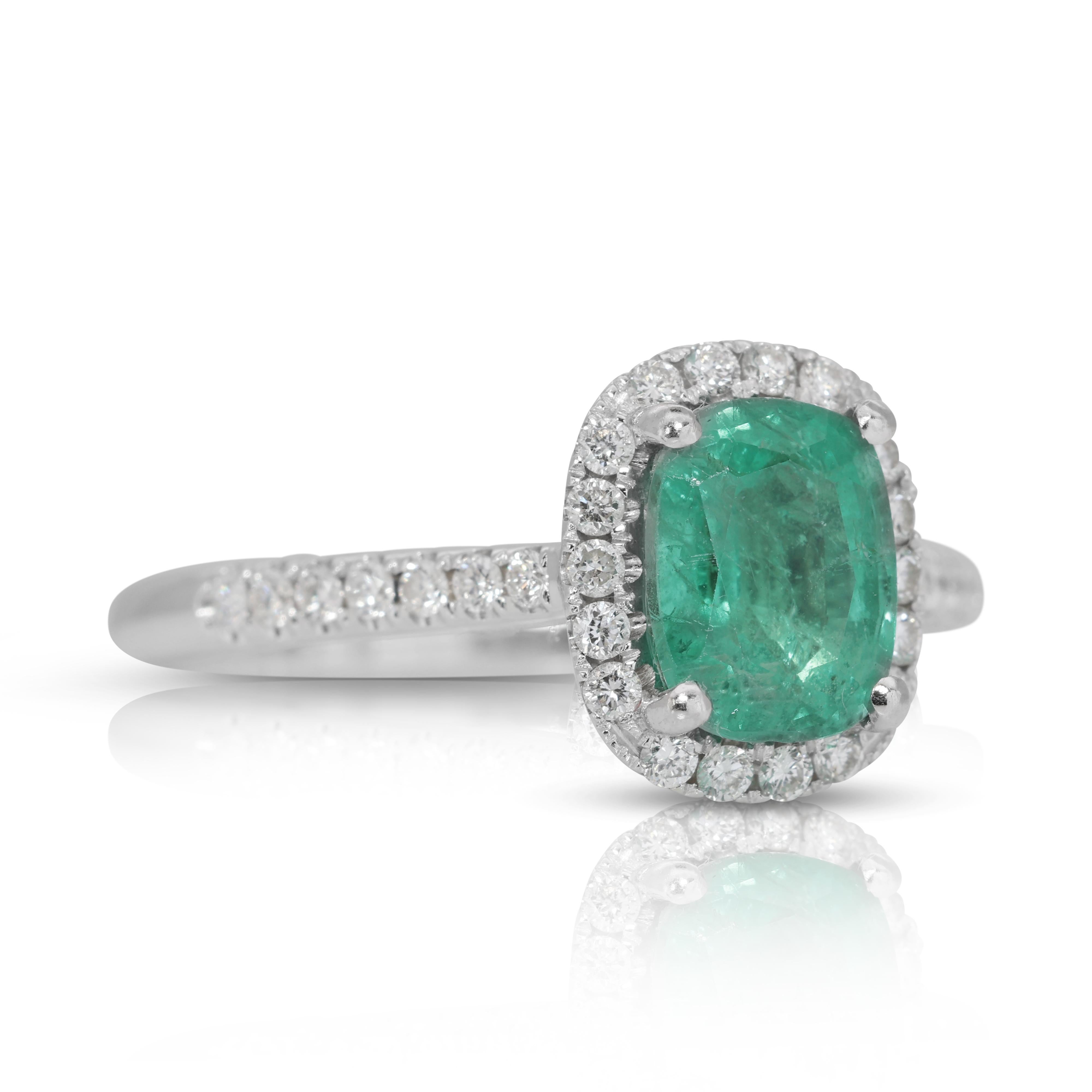 Enchanting 18k White Gold Cushion Emerald and Diamond Halo Ring w/2.10 ct - IGI Certified

Immerse yourself in the lush vibrancy of this exquisite 18k White Gold Halo Ring that captures the essence of nature's splendor. At its core, a mesmerizing