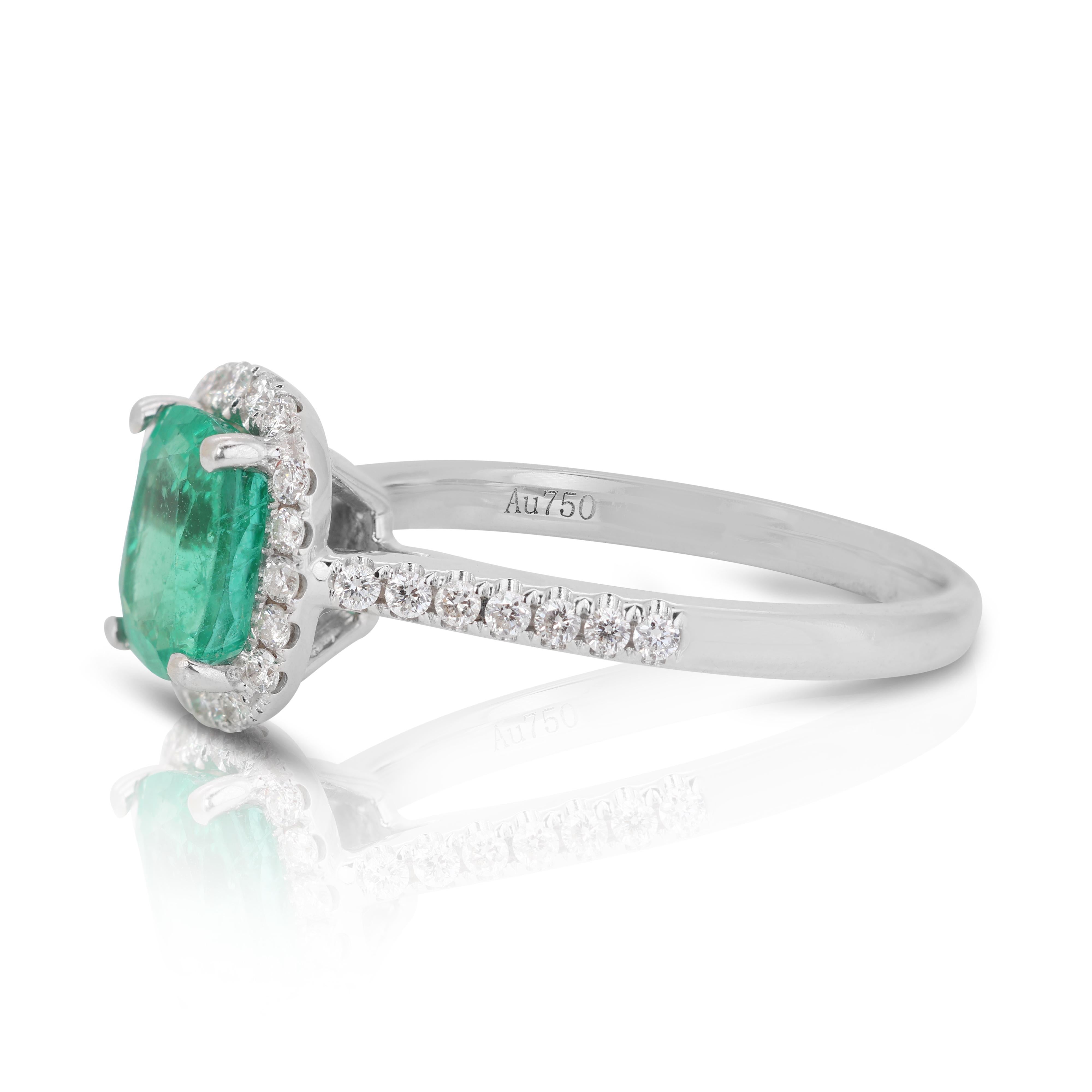 Enchanting 18k White Gold Cushion Emerald and Diamond Halo Ring w/2.10 ct - IGI  In New Condition For Sale In רמת גן, IL