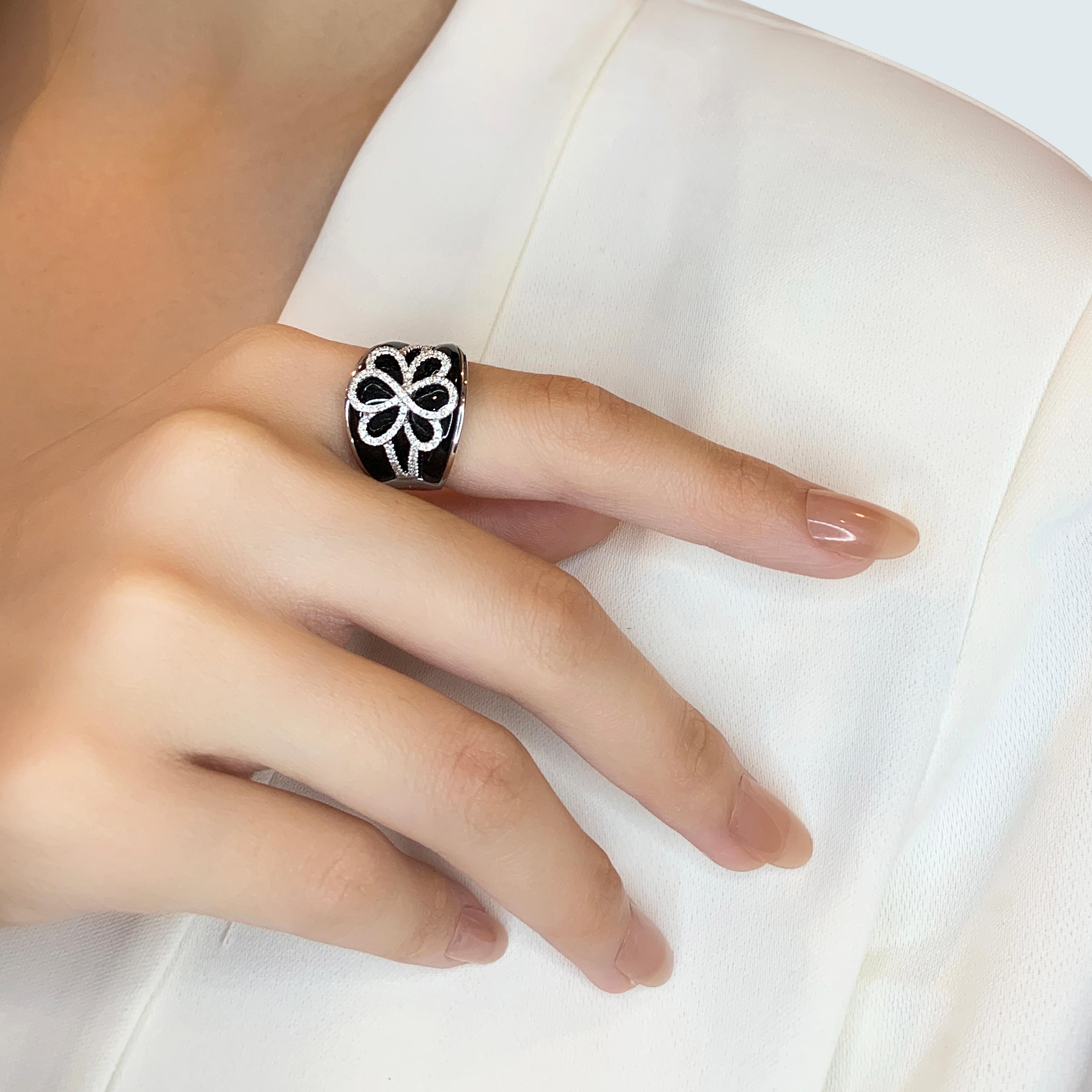 Portez cette élégante bague en or blanc 18 carats. La bague comporte 100 diamants naturels ronds et brillants comme pierres principales, pour un poids total en carats de 1ct. Chaque diamant est de couleur F et de pureté VS, ce qui lui confère une