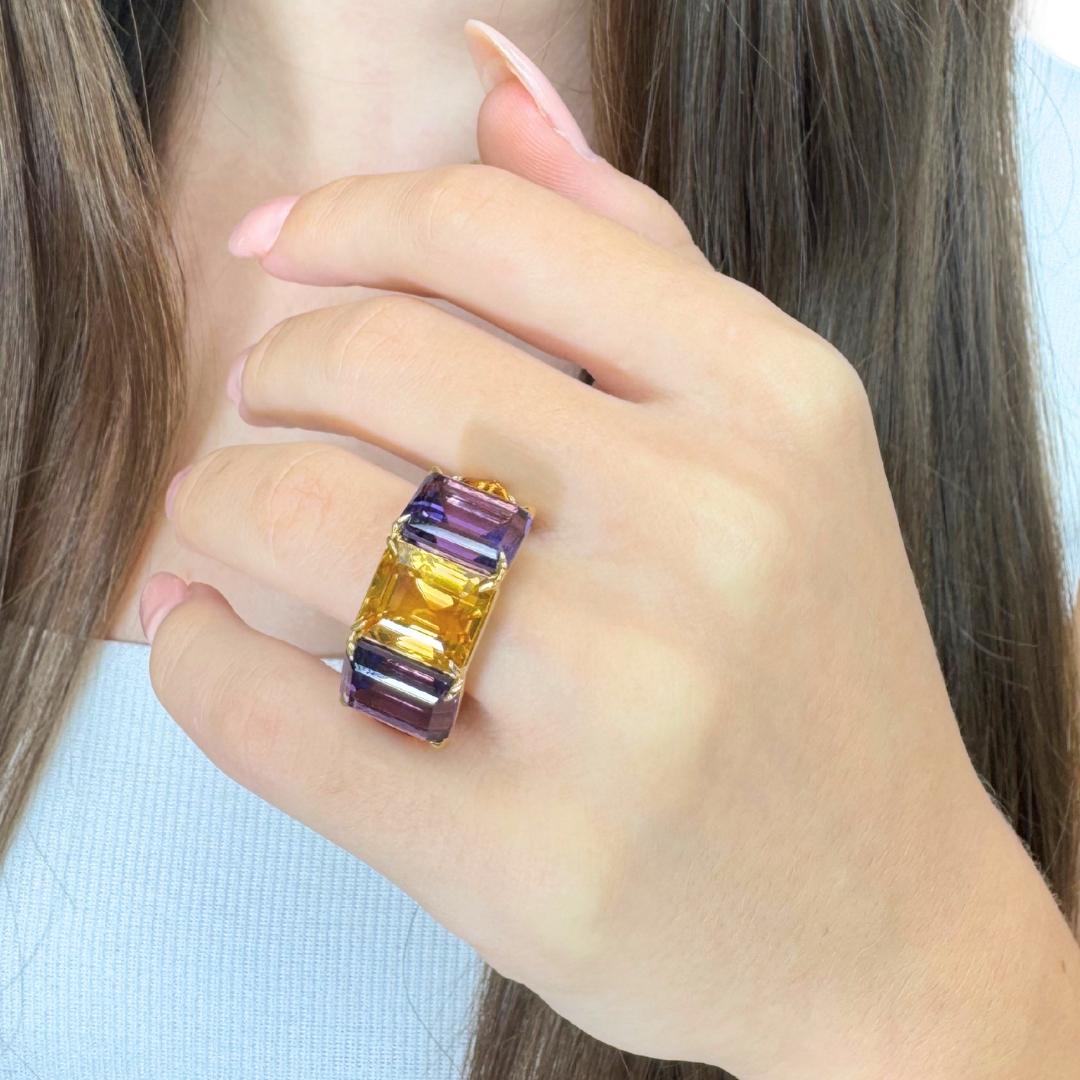 Incantevole anello con citrino, ametista e quarzo da 21,02 carati in oro giallo 18 carati - certificato IGI

Una celebrazione del colore e della maestria artigianale, questo anello in oro giallo 18 carati ha come fulgido centro un citrino dal taglio
