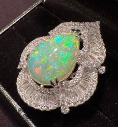 Enchanteresse bague cocktail 18 carats en forme de poire festonnée en opale et diamants de 24,70 carats