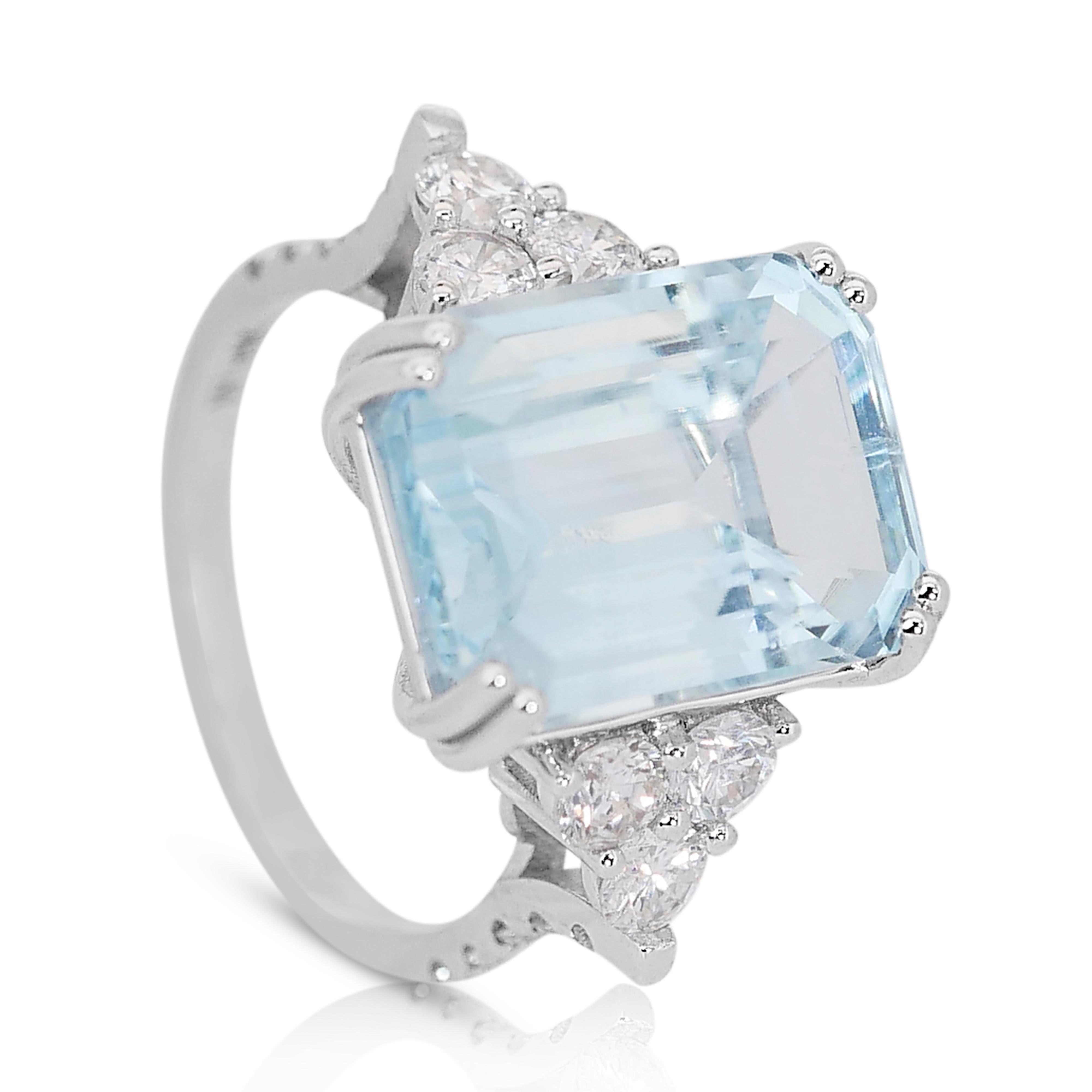 Enchanting 8.80 Carat Emerald Cut Aquamarine Ring in 14K White Gold In New Condition In רמת גן, IL