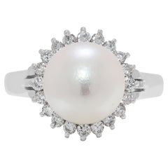 Encantador Anillo Halo de Perla Akoya de 9 mm y Diamante Natural de 0,84 ct en Platino