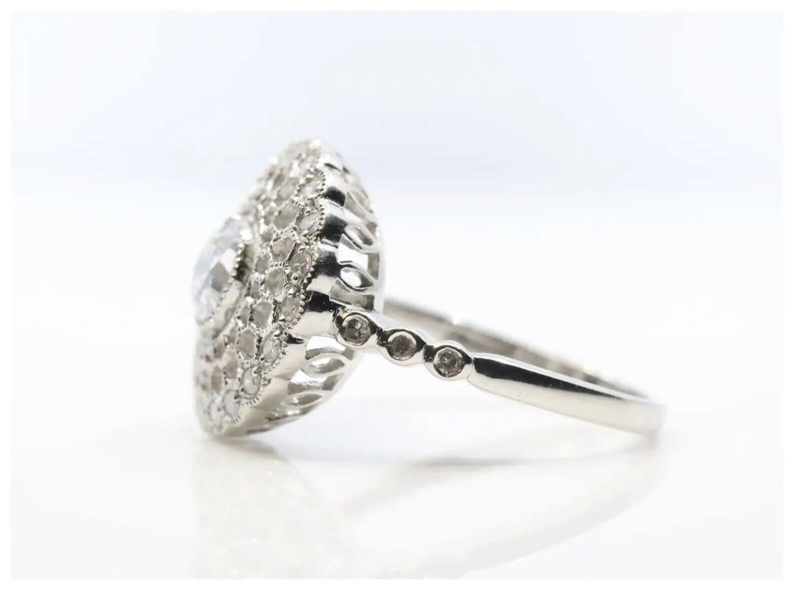 Un bellissimo anello di fidanzamento in filigrana di diamanti in stile Art Déco, realizzato in platino.

Al centro un diamante vecchio taglio europeo da 0,55 carati di colore H e purezza VS2, incastonato in una montatura miligranata.

Il tutto è