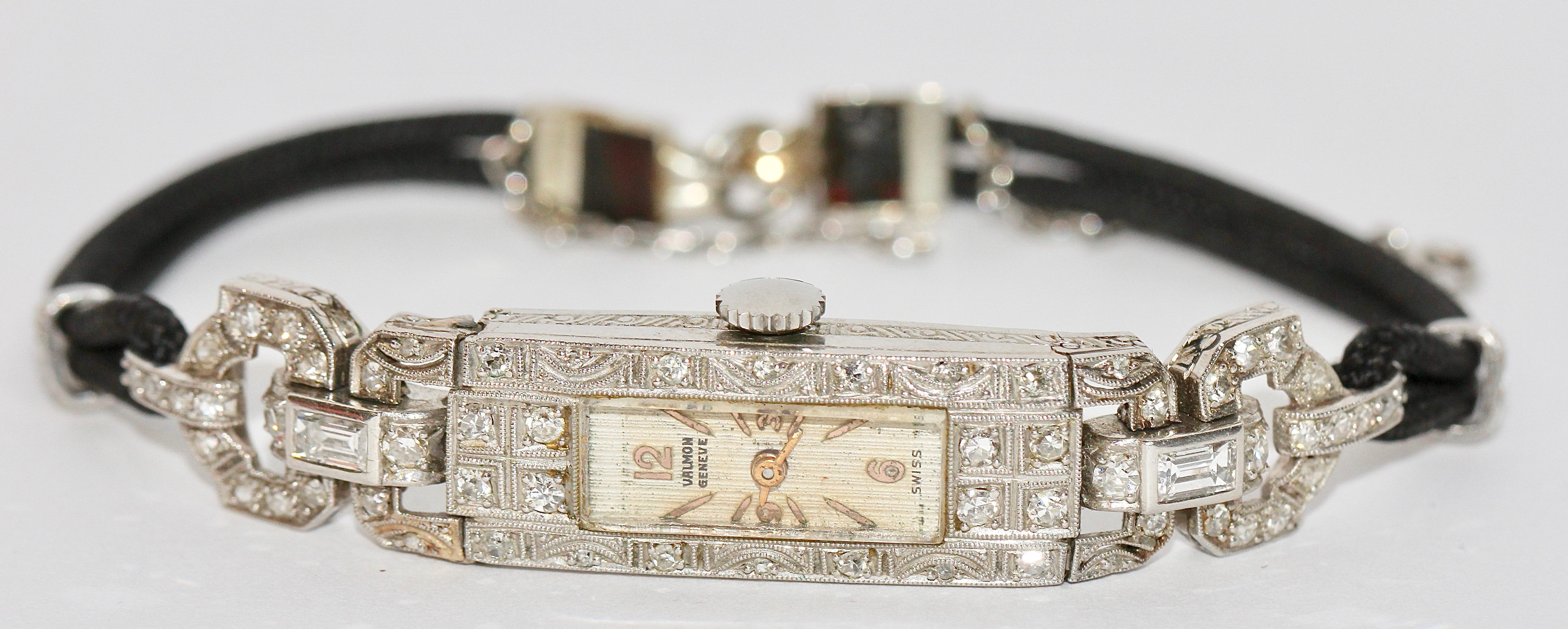Bezaubernde Art Deco Damenarmbanduhr aus Platin mit Diamanten.

Manuelles Aufziehen.

Sehr guter Originalzustand.

Das Uhrwerk kann aufgezogen werden und funktioniert.

Maße ohne Armbänder: 60 mm x 10,5 mm.