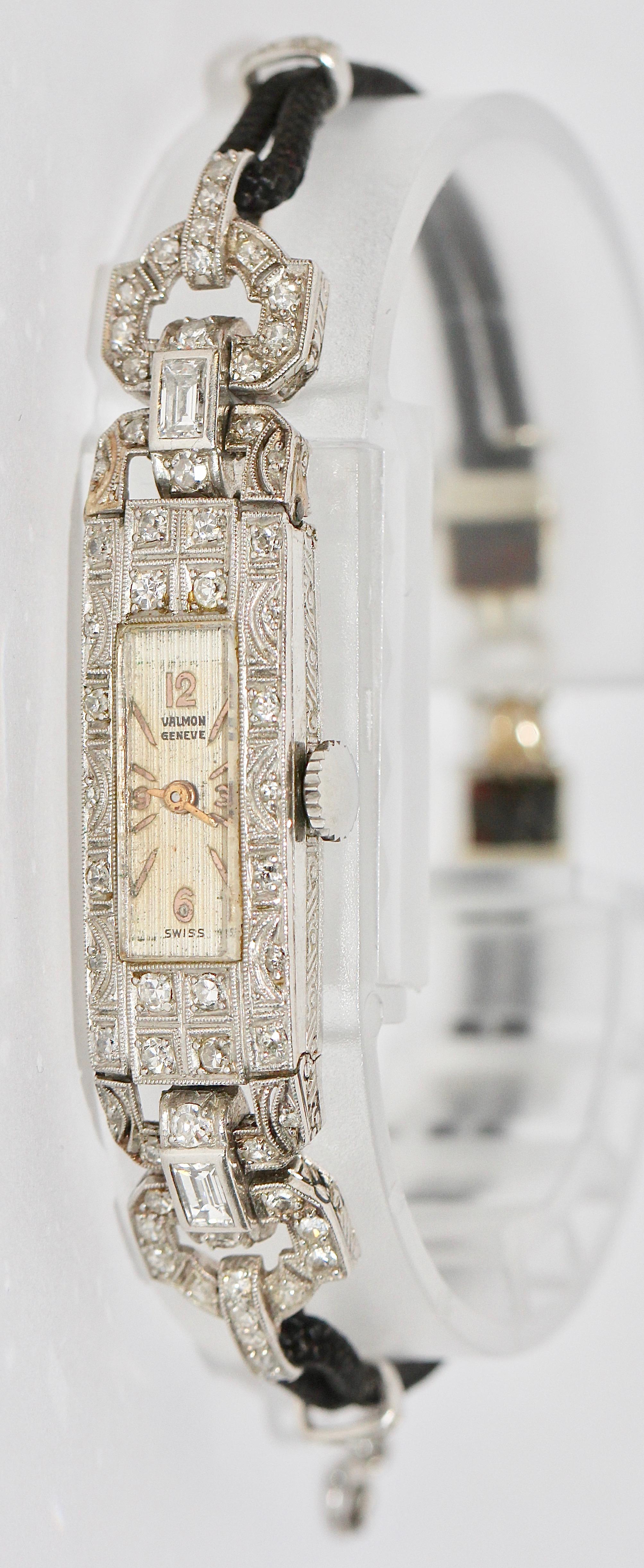 Bezaubernde Art-Déco-Damenarmbanduhr aus Platin mit Diamanten, Valmon Geneve (Art déco) im Angebot