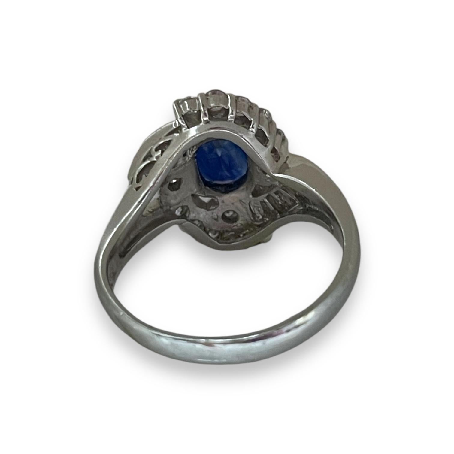 Platinring mit bezauberndem blauem Saphir und natürlichem Diamant-Halo (Moderne) im Angebot