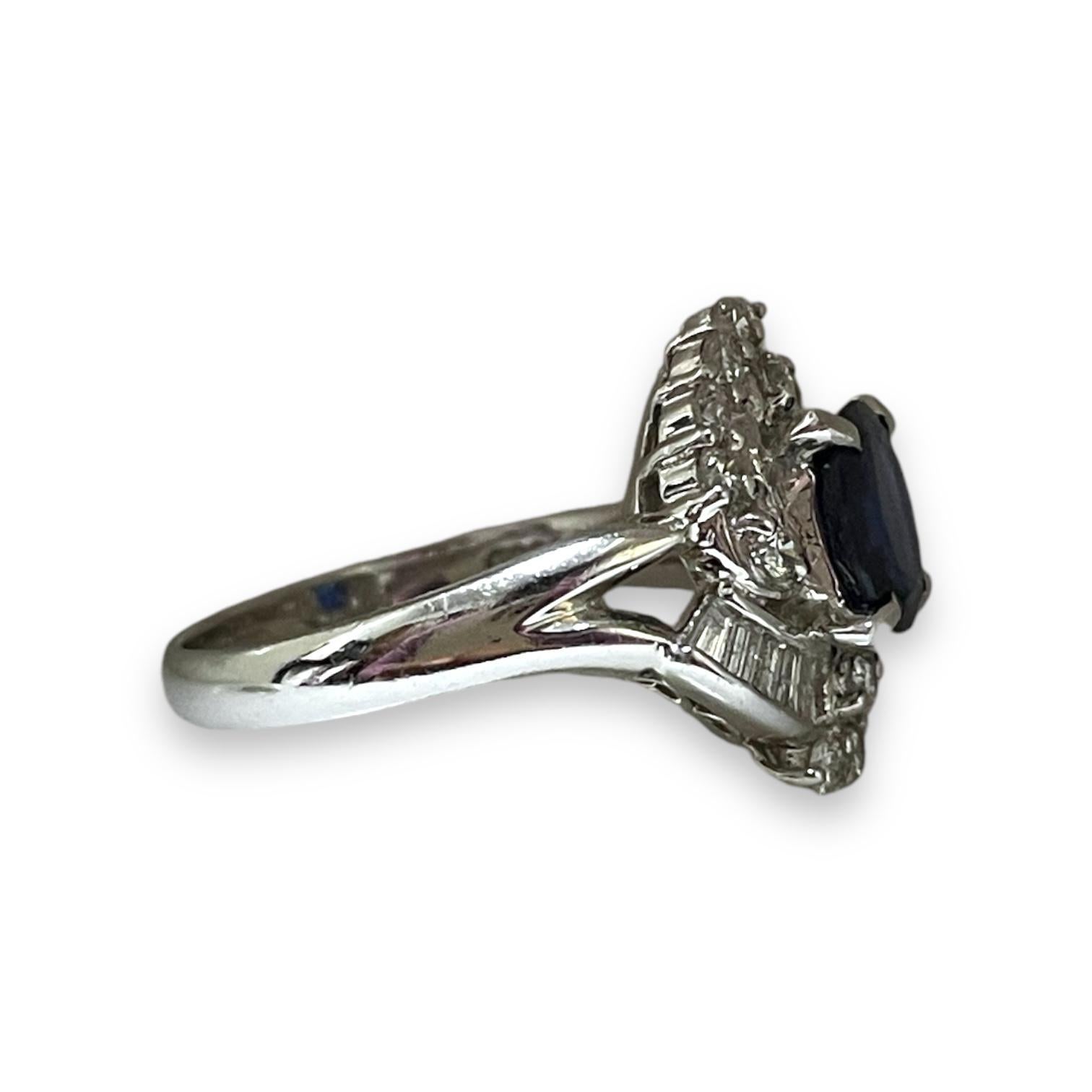 Platinring mit bezauberndem blauem Saphir und natürlichem Diamant-Halo (Ovalschliff) im Angebot