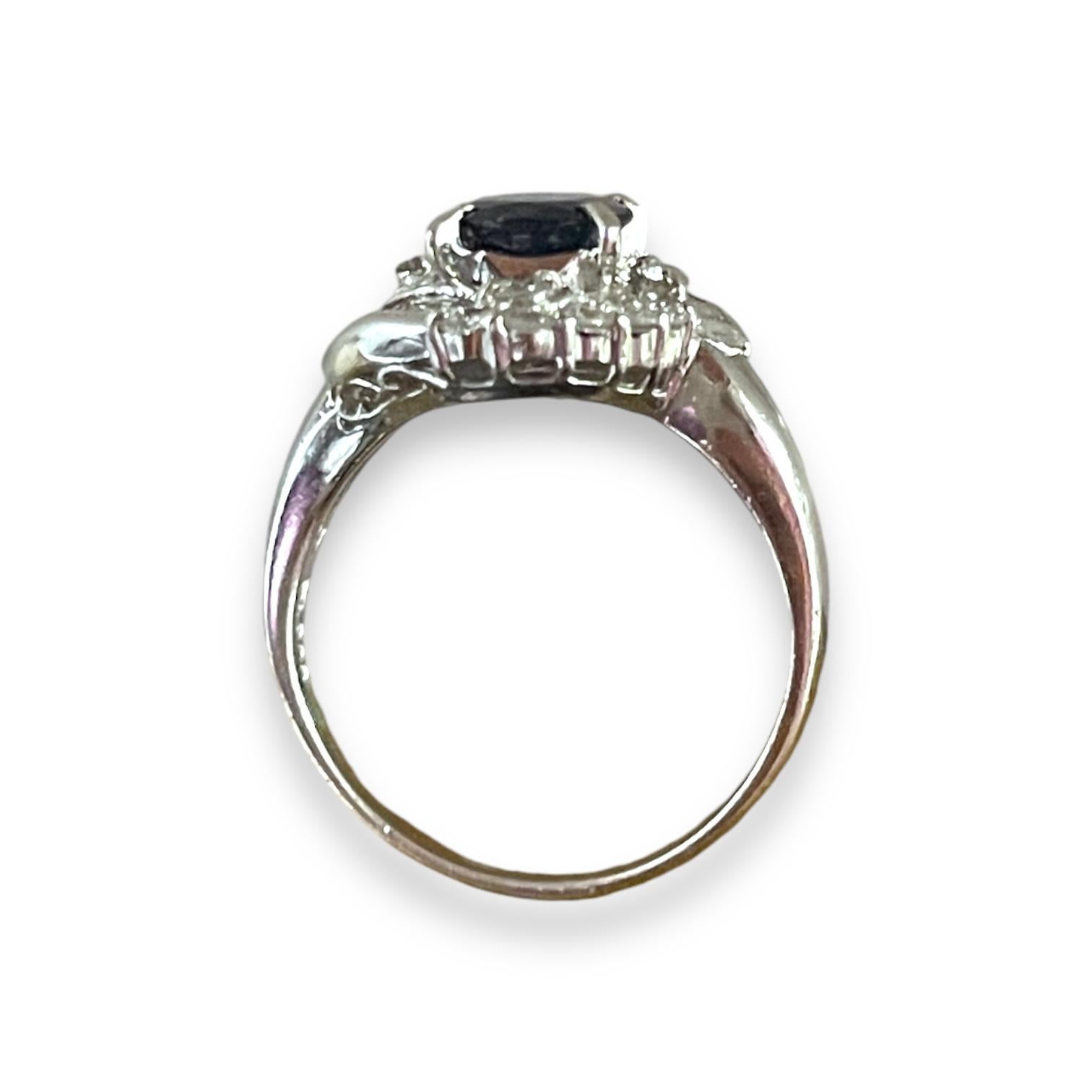 Platinring mit bezauberndem blauem Saphir und natürlichem Diamant-Halo im Zustand „Hervorragend“ im Angebot in New York, NY