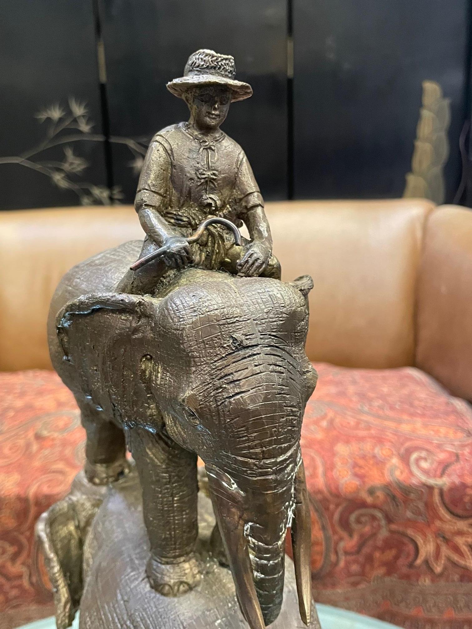 Sculpture enchanteresse en bronze d'un homme chevauchant trois éléphants en vente 2