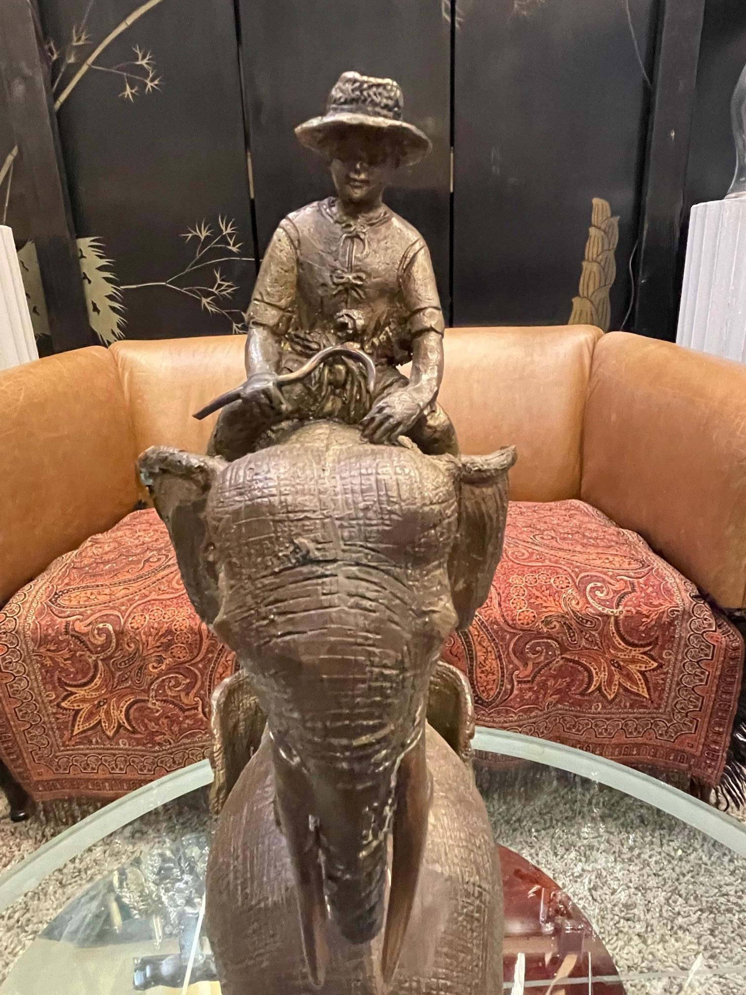Indonésien Sculpture enchanteresse en bronze d'un homme chevauchant trois éléphants en vente