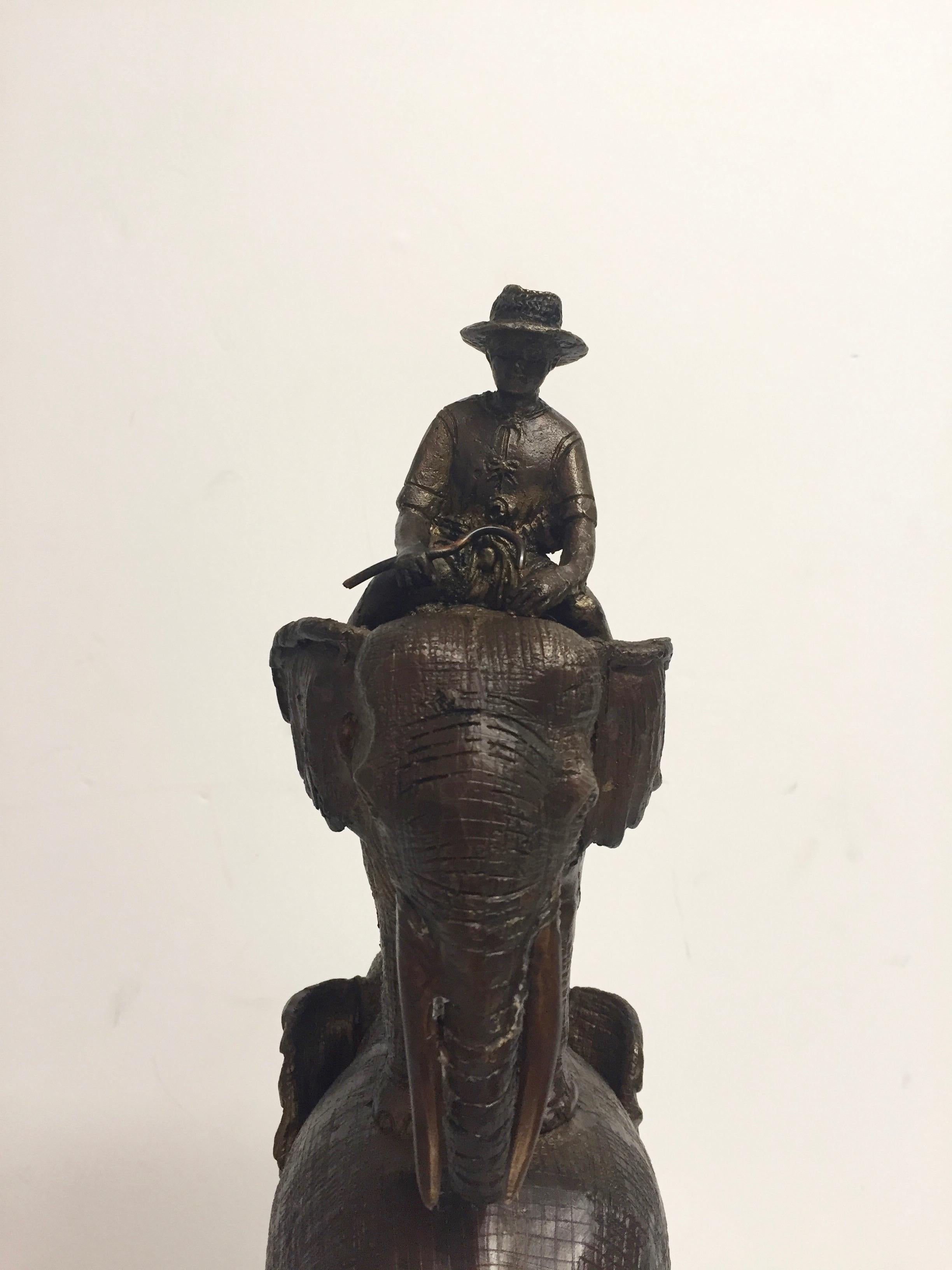 Sculpture enchanteresse en bronze d'un homme chevauchant trois éléphants en vente 5
