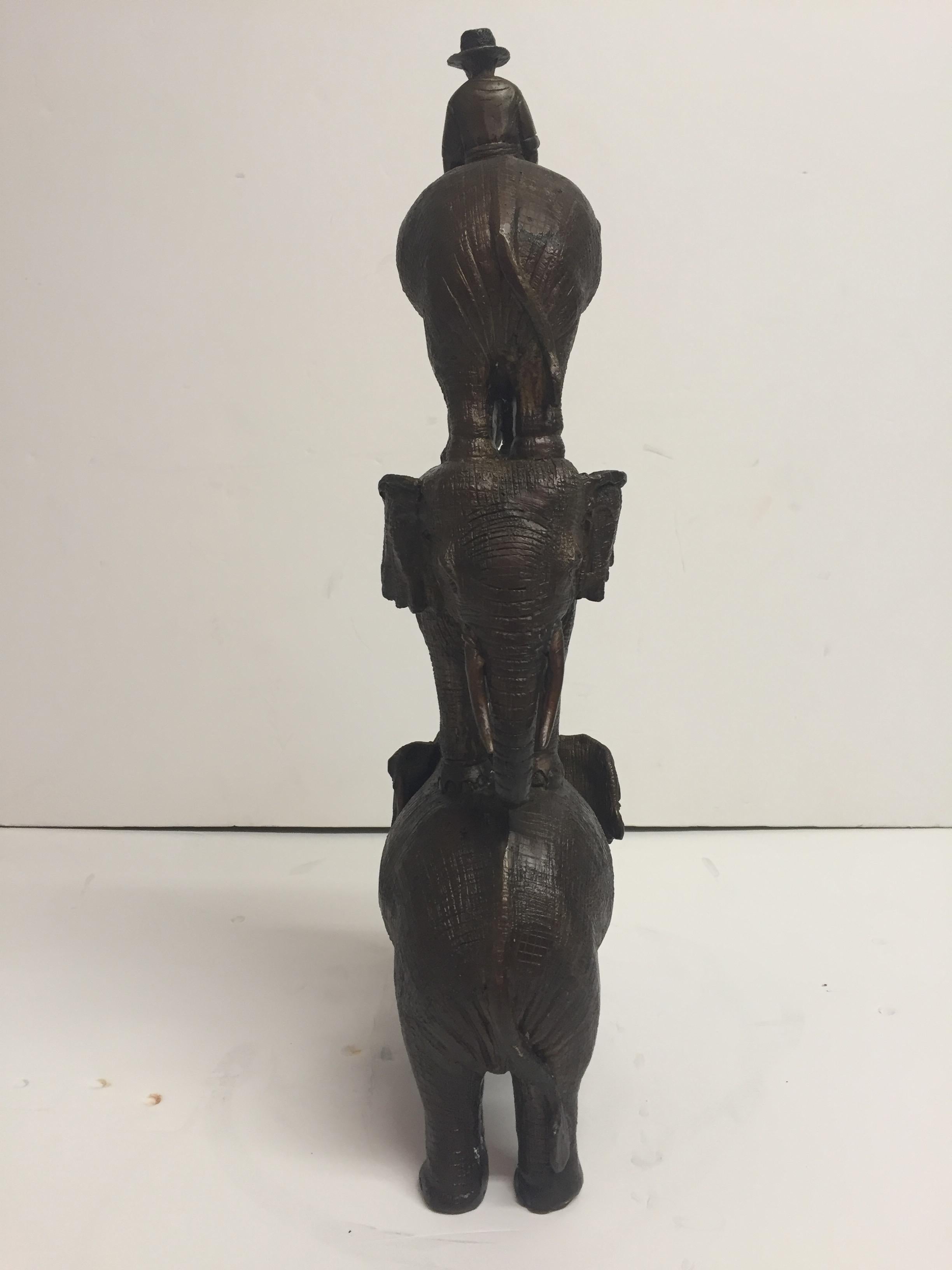 Sculpture enchanteresse en bronze d'un homme chevauchant trois éléphants en vente 7