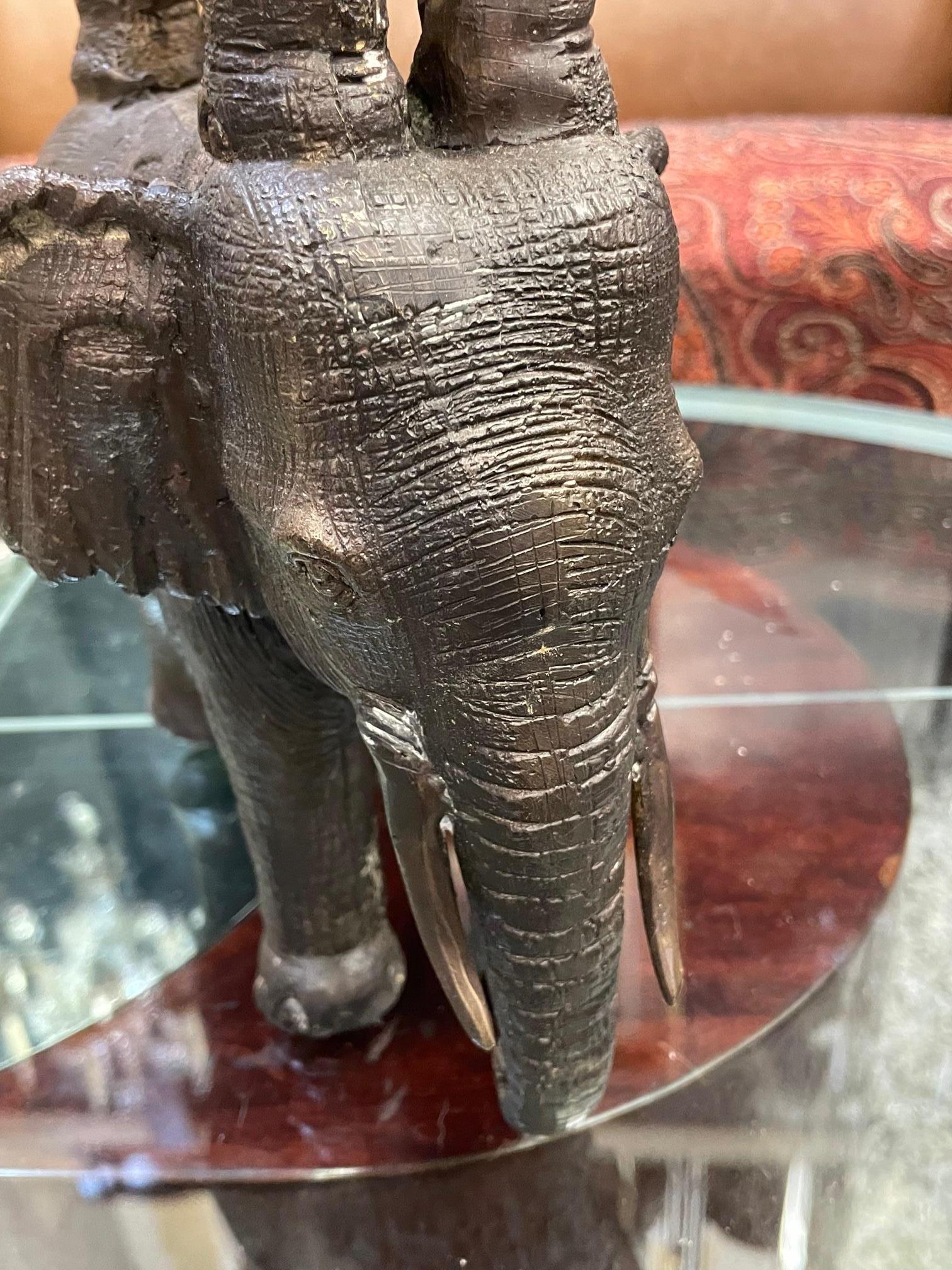 Bronze Sculpture enchanteresse en bronze d'un homme chevauchant trois éléphants en vente