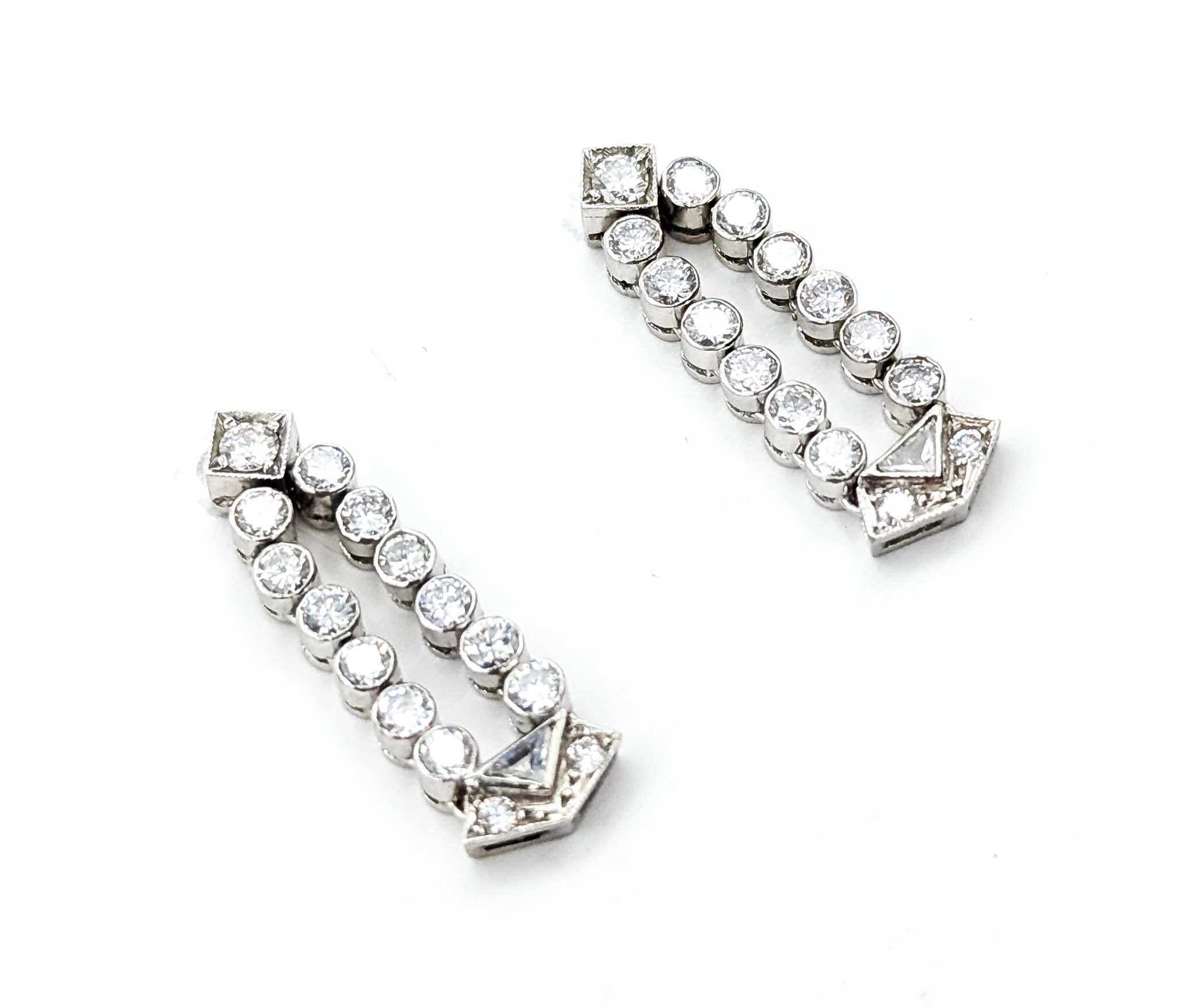 Pendientes de Platino con Diamantes Encantadores

Te presentamos estos encantadores pendientes, un impresionante ejemplo de artesanía Art Déco, meticulosamente elaborados en platino. Los pendientes presentan un deslumbrante conjunto de diamantes que