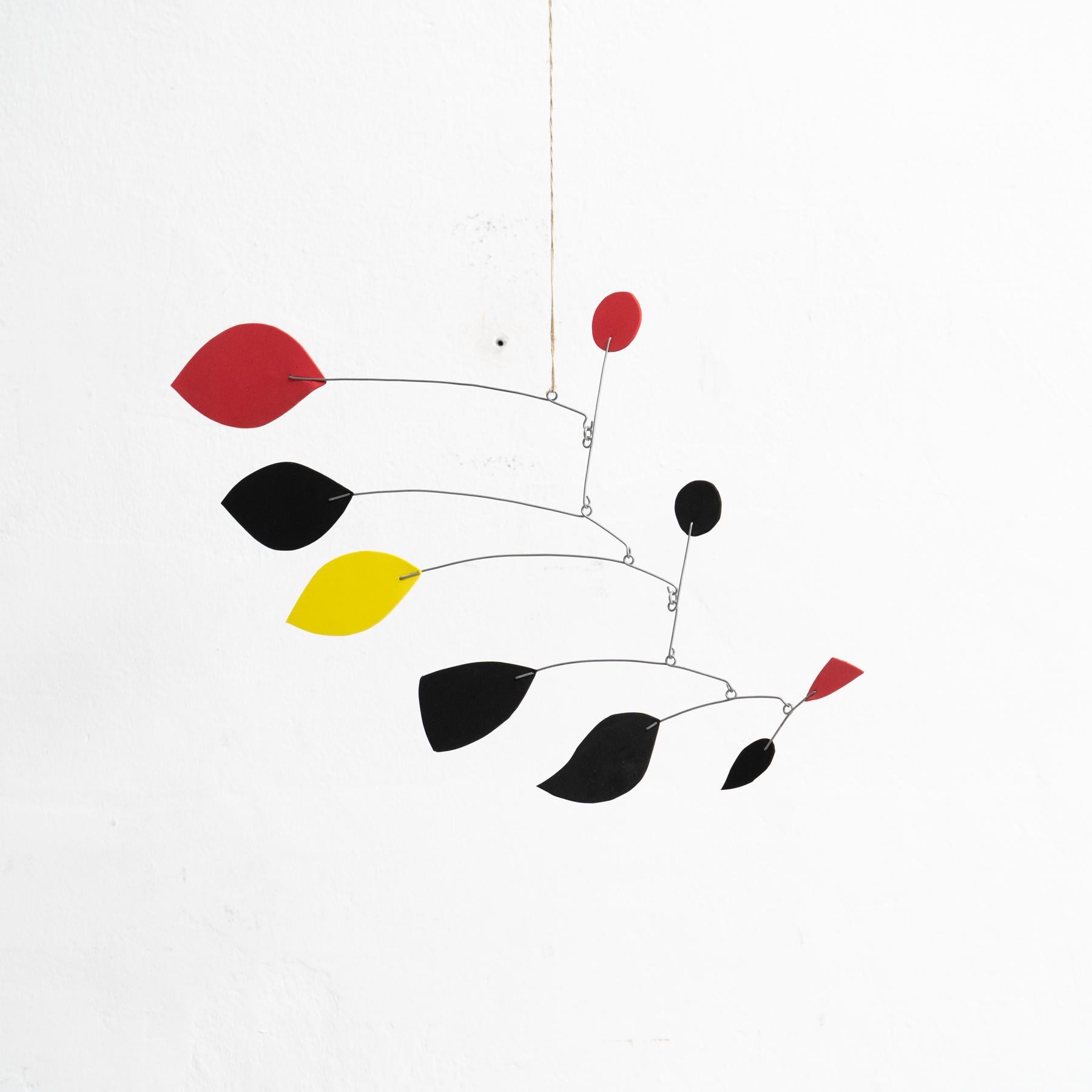 Diese fesselnde kinetische Skulptur stammt aus Frankreich und wurde um 1990 von einem unbekannten Künstler geschaffen. Sie verkörpert die Essenz von Bewegung und Kreativität. Er besteht aus einer Kombination von Eisen und Schaumstoff und zeigt eine
