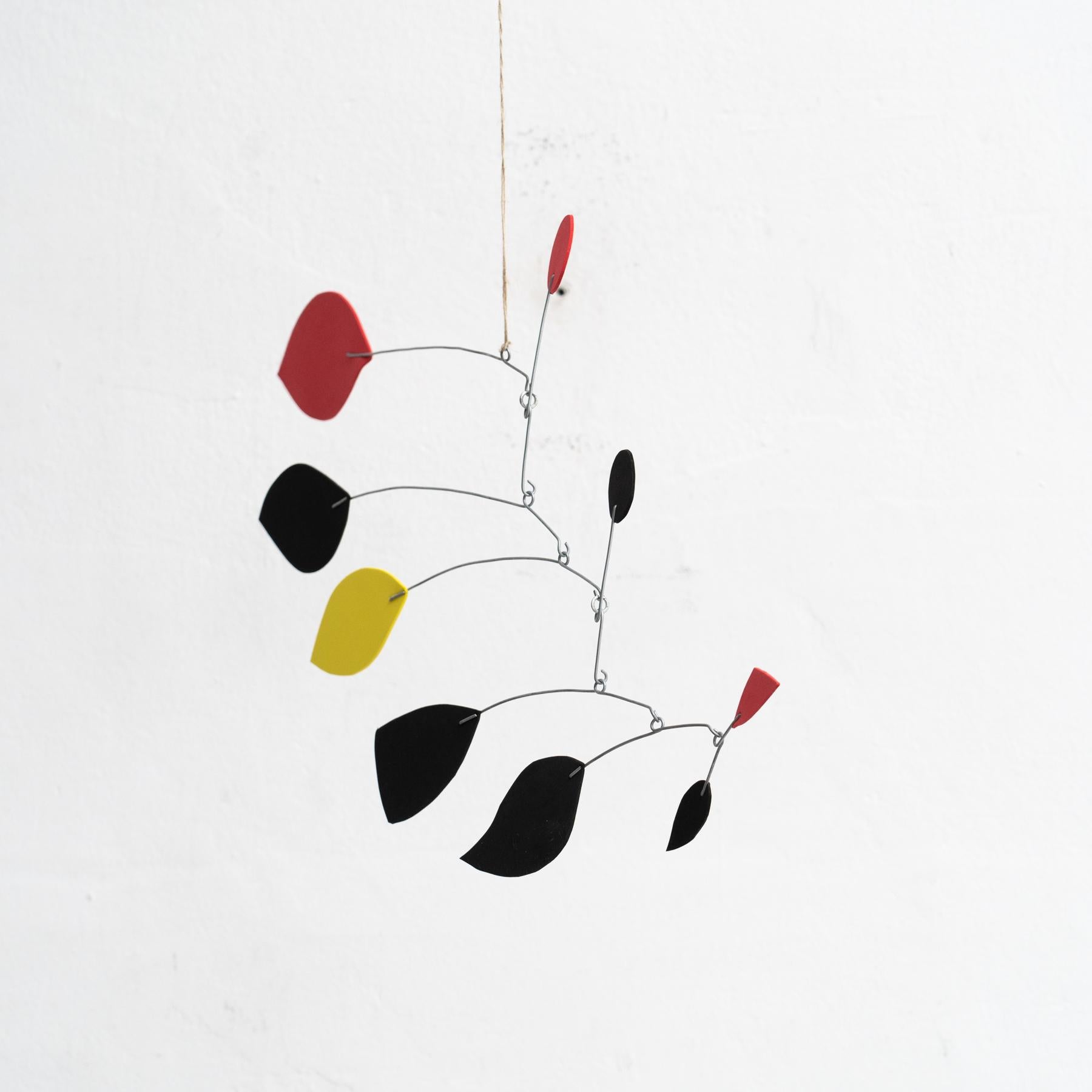 Enchanting Dynamics: Kinetische Skulptur aus Eisen und FOAM - Lebendige Multicolor (Moderne der Mitte des Jahrhunderts) im Angebot