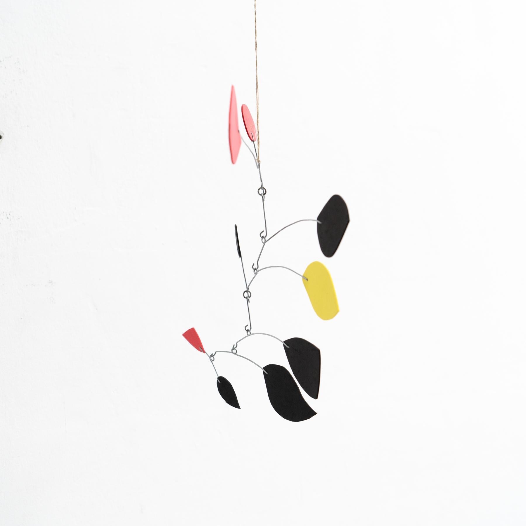 Enchanting Dynamics: Kinetische Skulptur aus Eisen und FOAM - Lebendige Multicolor (Ende des 20. Jahrhunderts) im Angebot