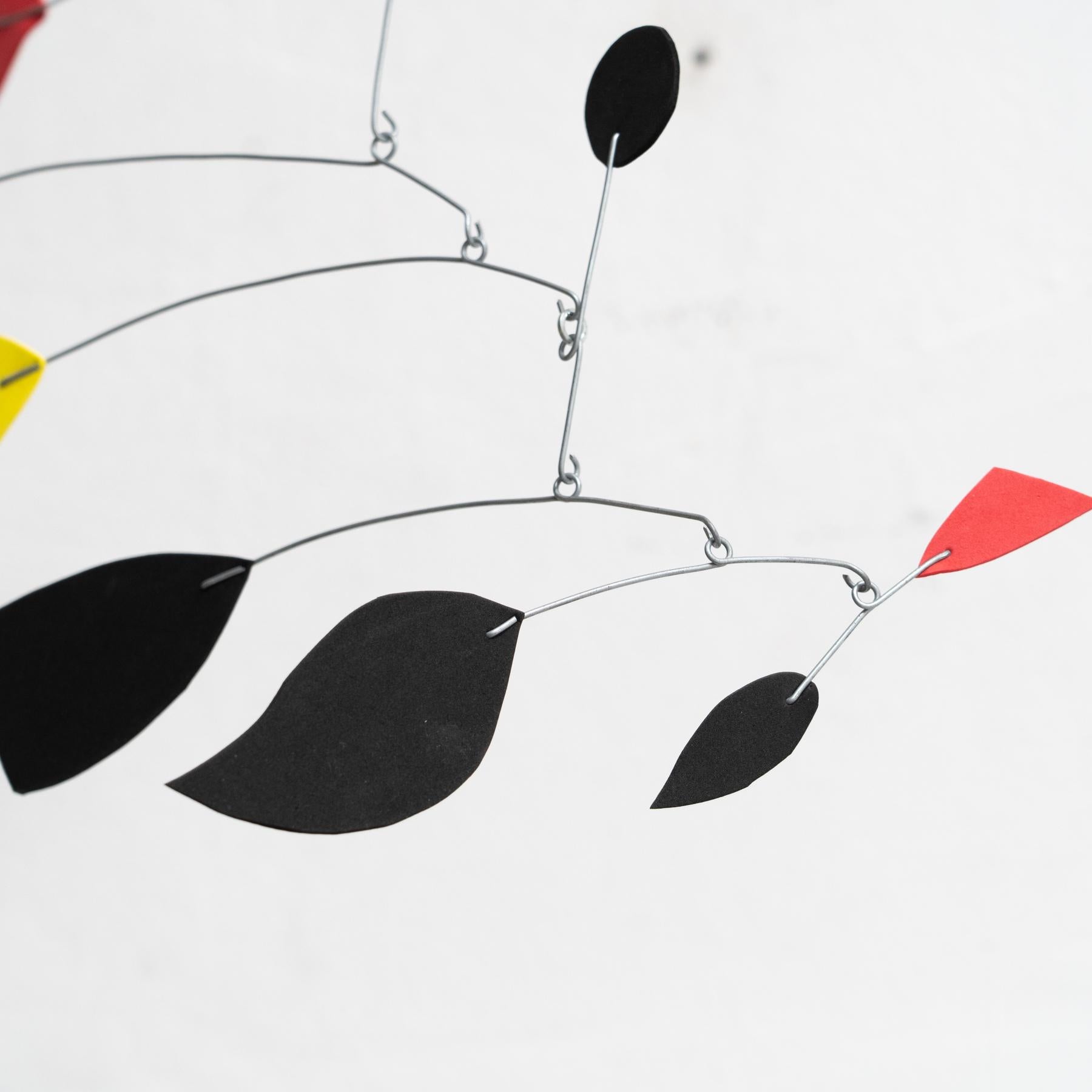 Enchanting Dynamics: Kinetische Skulptur aus Eisen und FOAM - Lebendige Multicolor im Angebot 1