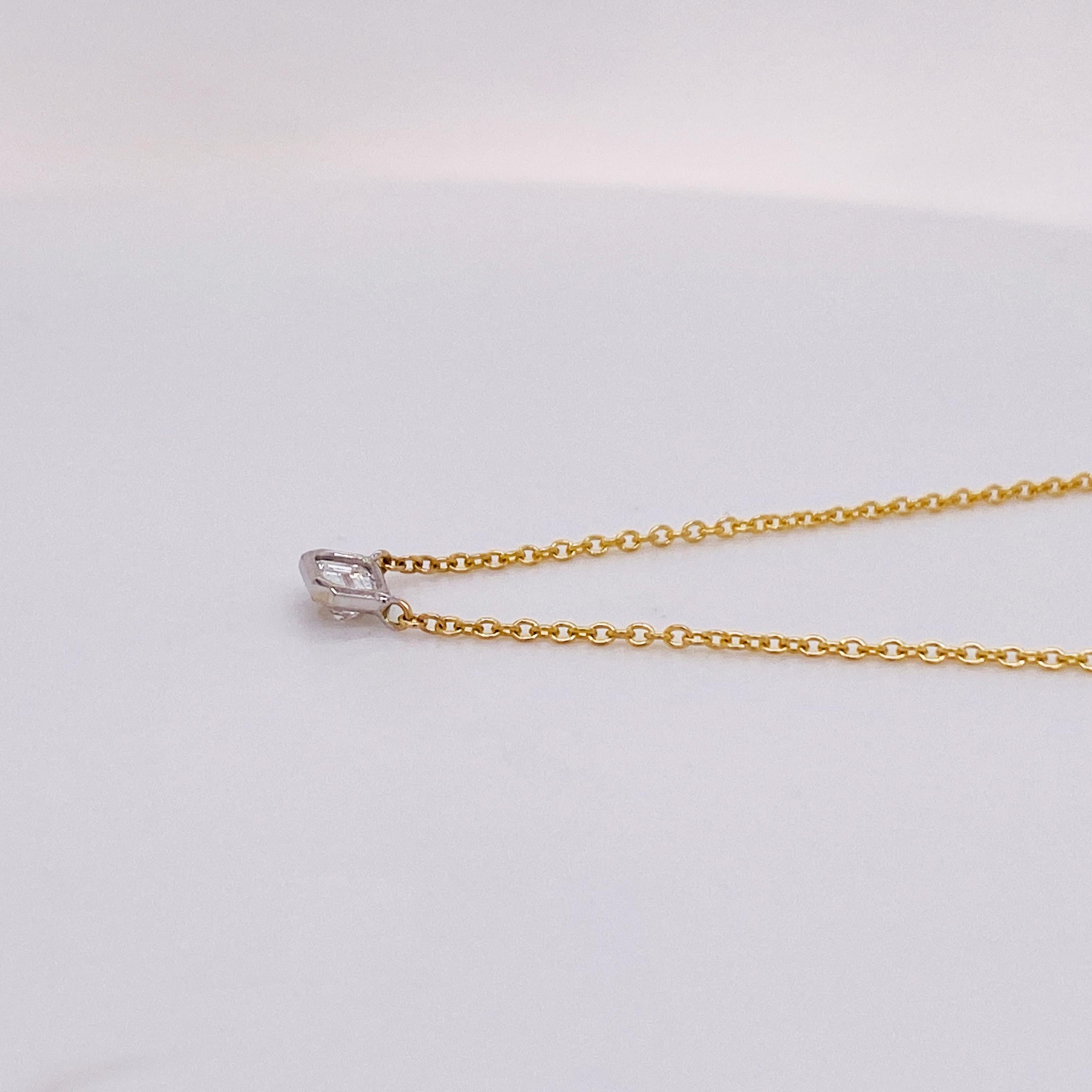 Diese bezaubernde Diamant-Solitär-Halskette ist ein perfekter Alltags-Akzent um den Hals Ihrer Liebsten! Der wunderschöne Diamant im Smaragdschliff der Farbe G sitzt von Osten nach Westen und sorgt für einen modernen, eleganten Look. Der Diamant hat