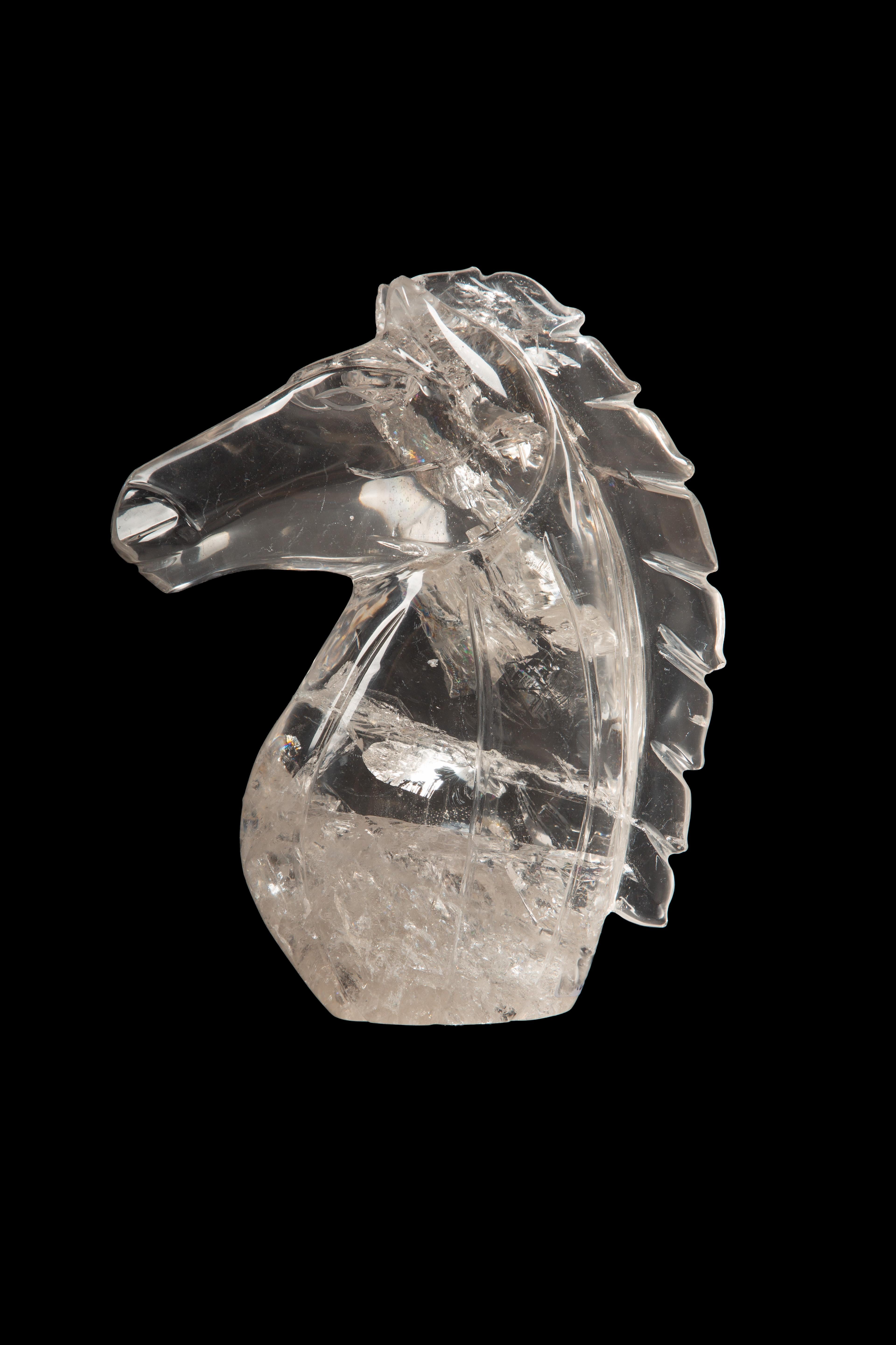 Prächtiger handgeschnitzter Bergkristall-Pferdekopf aus dem Herzen Brasiliens mit einer majestätischen Höhe von 8 Zoll. Jedes zarte Detail dieses ätherischen Stücks, das von geschickten Kunsthandwerkern sorgfältig geformt wurde, spiegelt die