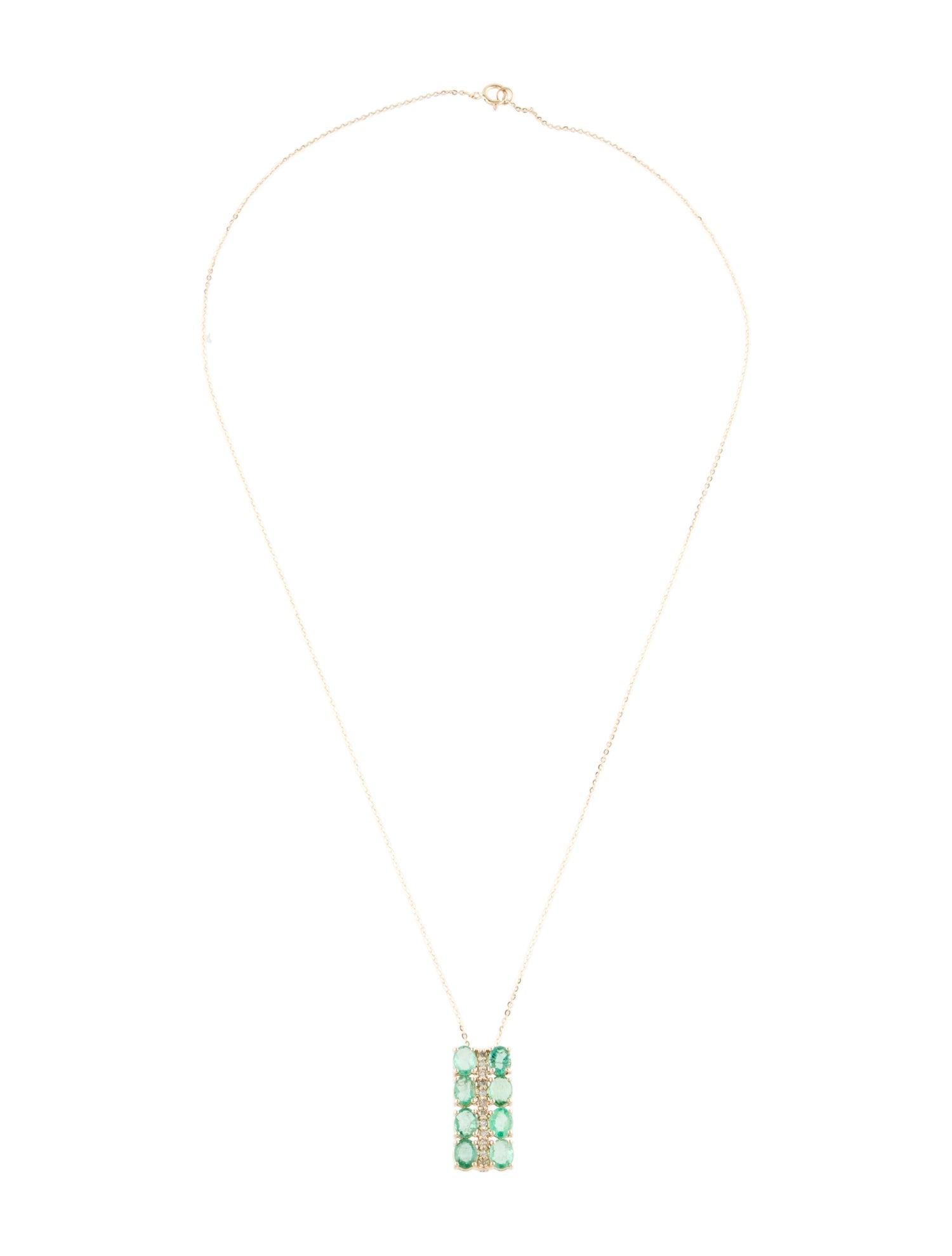 Atemberaubende 14K Smaragd- und Diamant-Anhänger-Halskette  Elegantes Funkeln der Edelsteine (Smaragdschliff) im Angebot