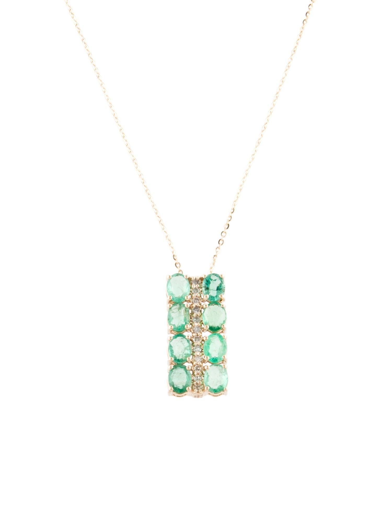 Atemberaubende 14K Smaragd- und Diamant-Anhänger-Halskette  Elegantes Funkeln der Edelsteine im Zustand „Neu“ im Angebot in Holtsville, NY